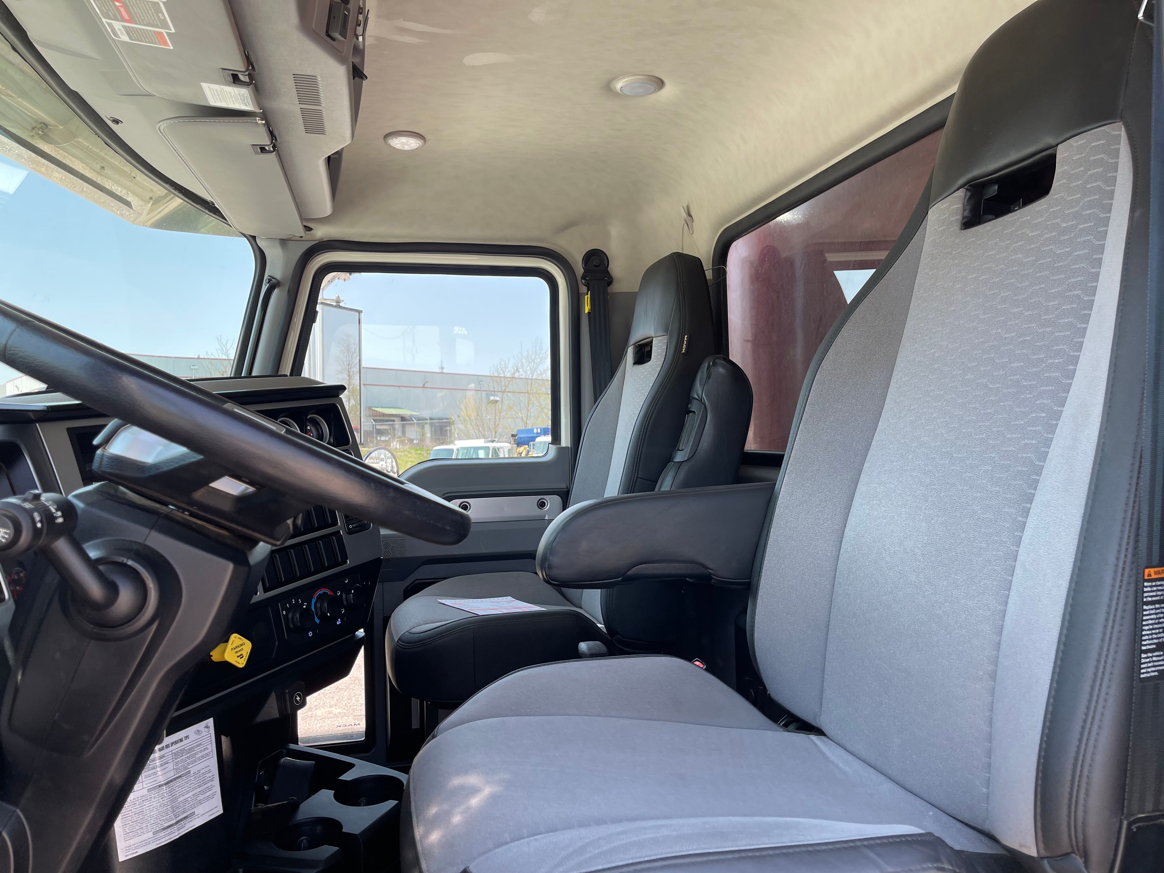 2021 MACK GR64F Photo 7 Thumbnail