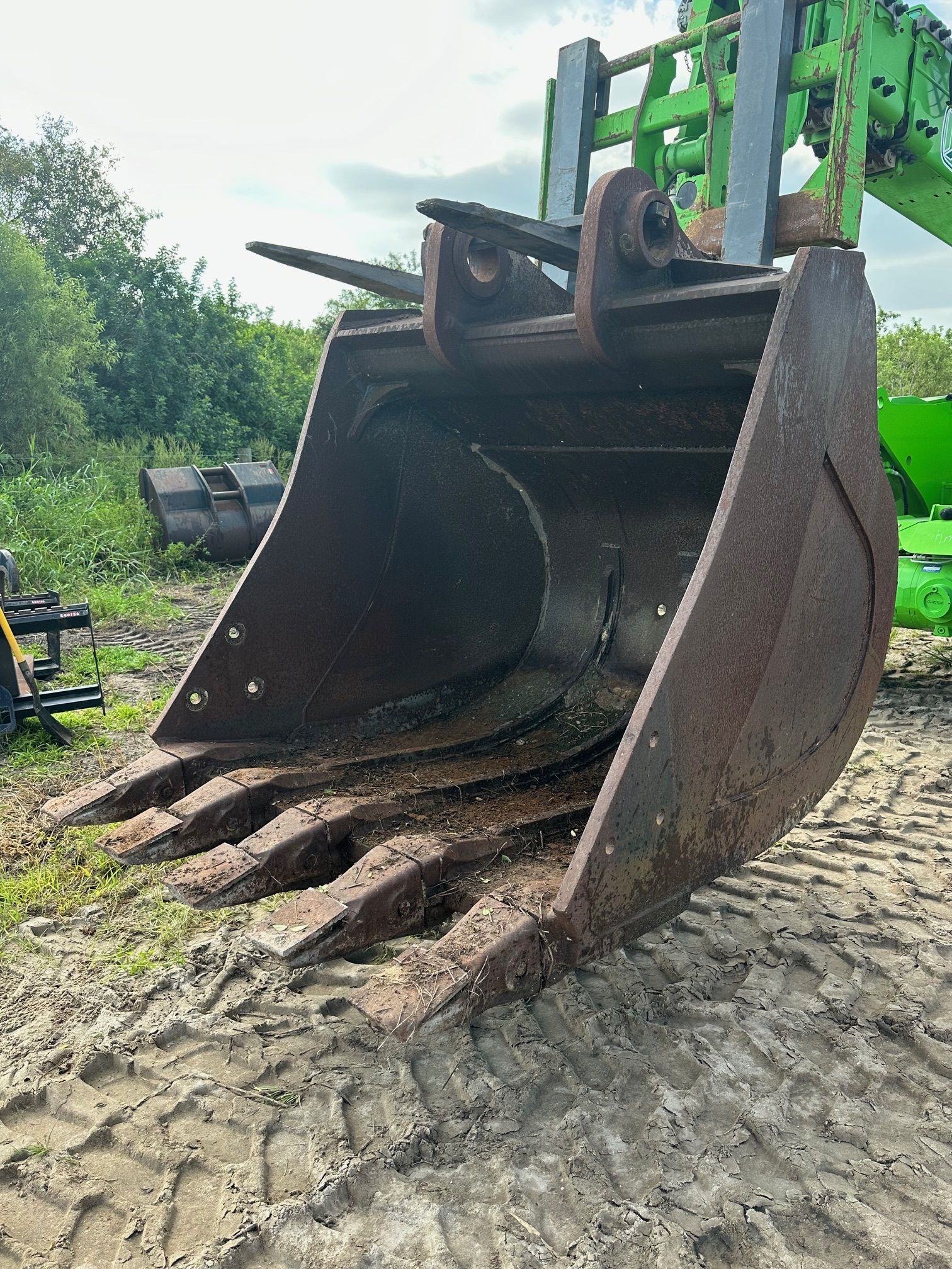 60" EXCAVATOR BUCKET FOR HYUNDAI Photo 5 Thumbnail