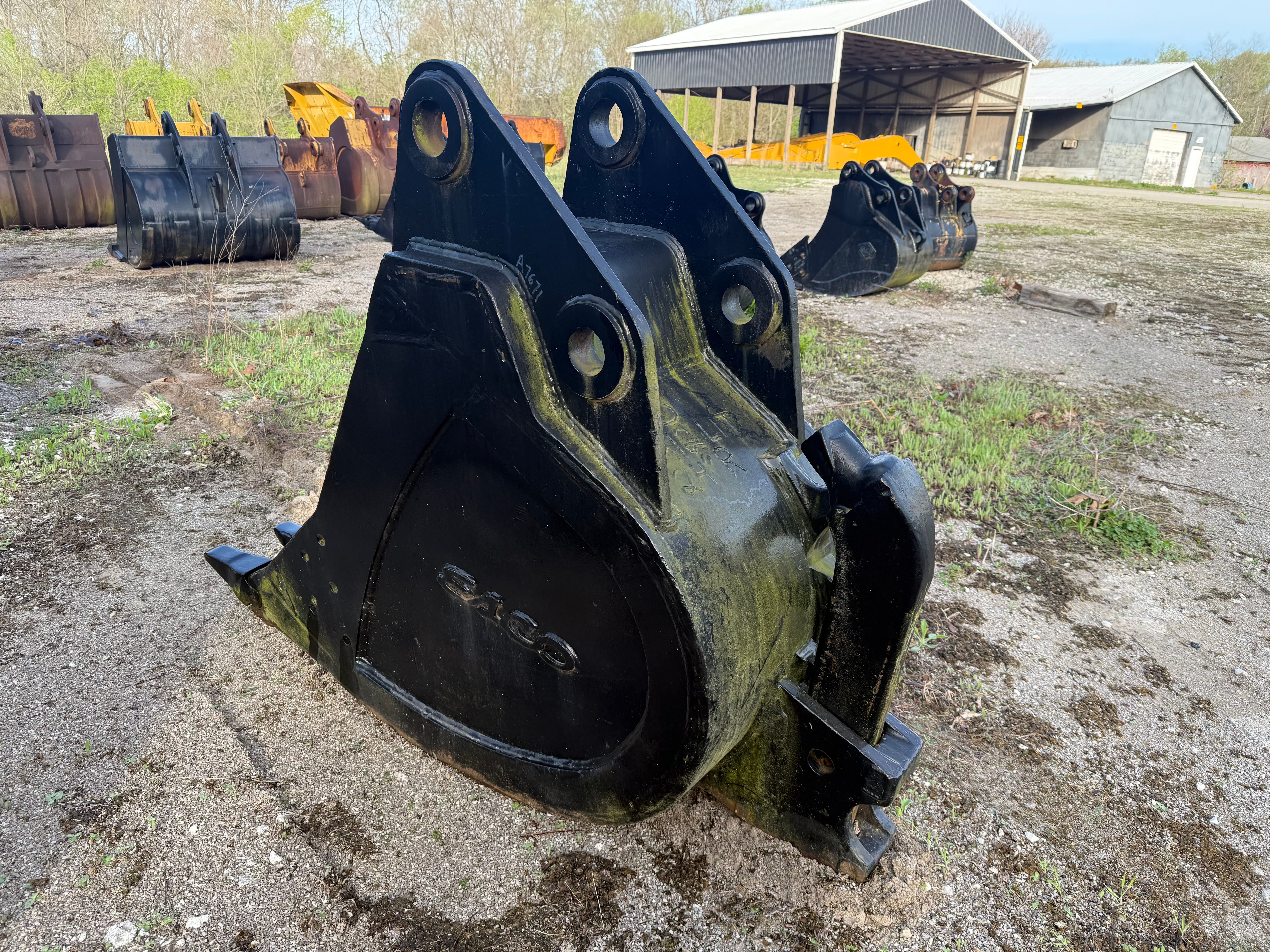 25" EXCAVATOR BUCKET W/RIPPER Photo 1 Thumbnail
