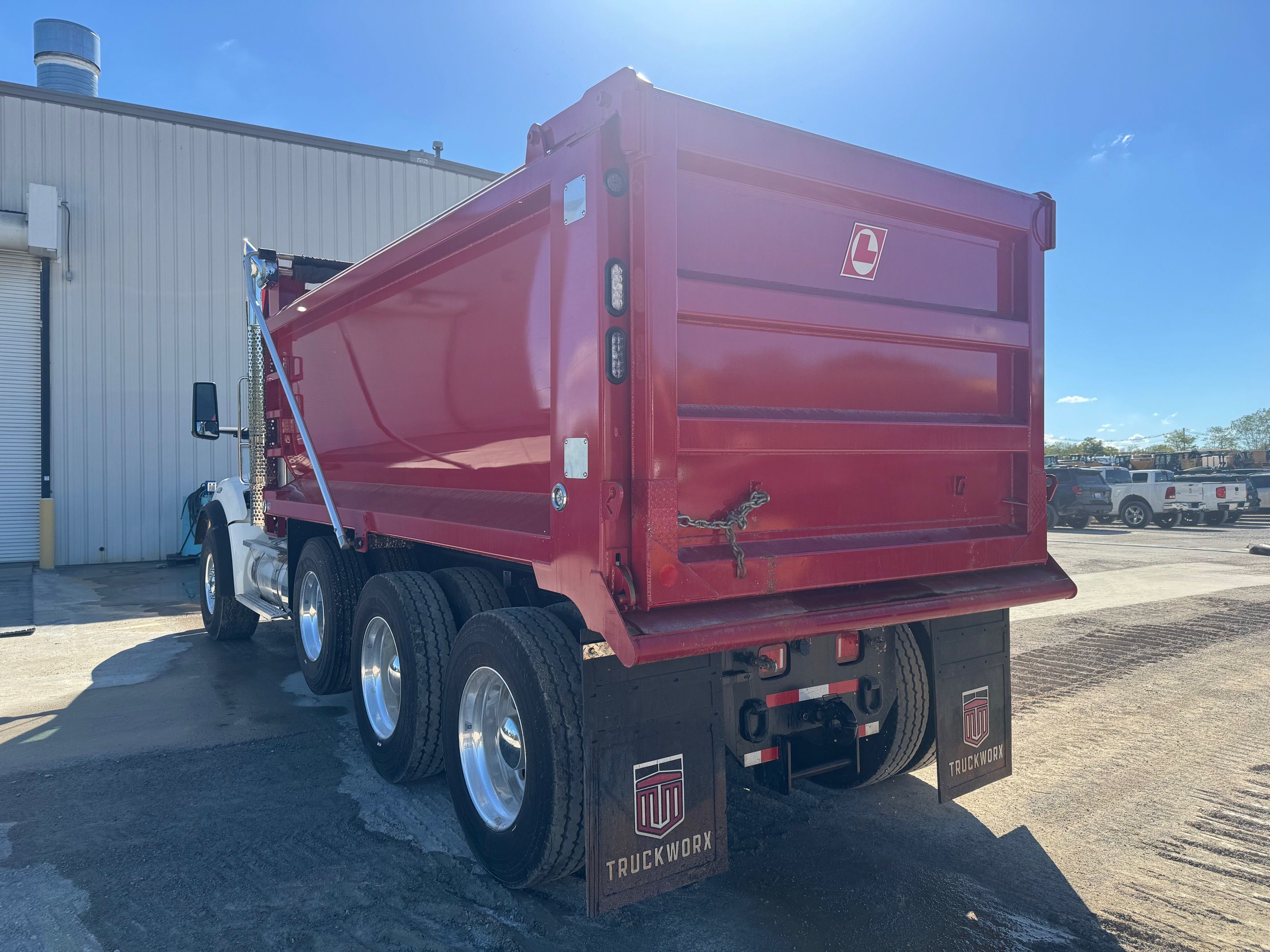 2025 KENWORTH T880 DUMP Photo 2 Thumbnail