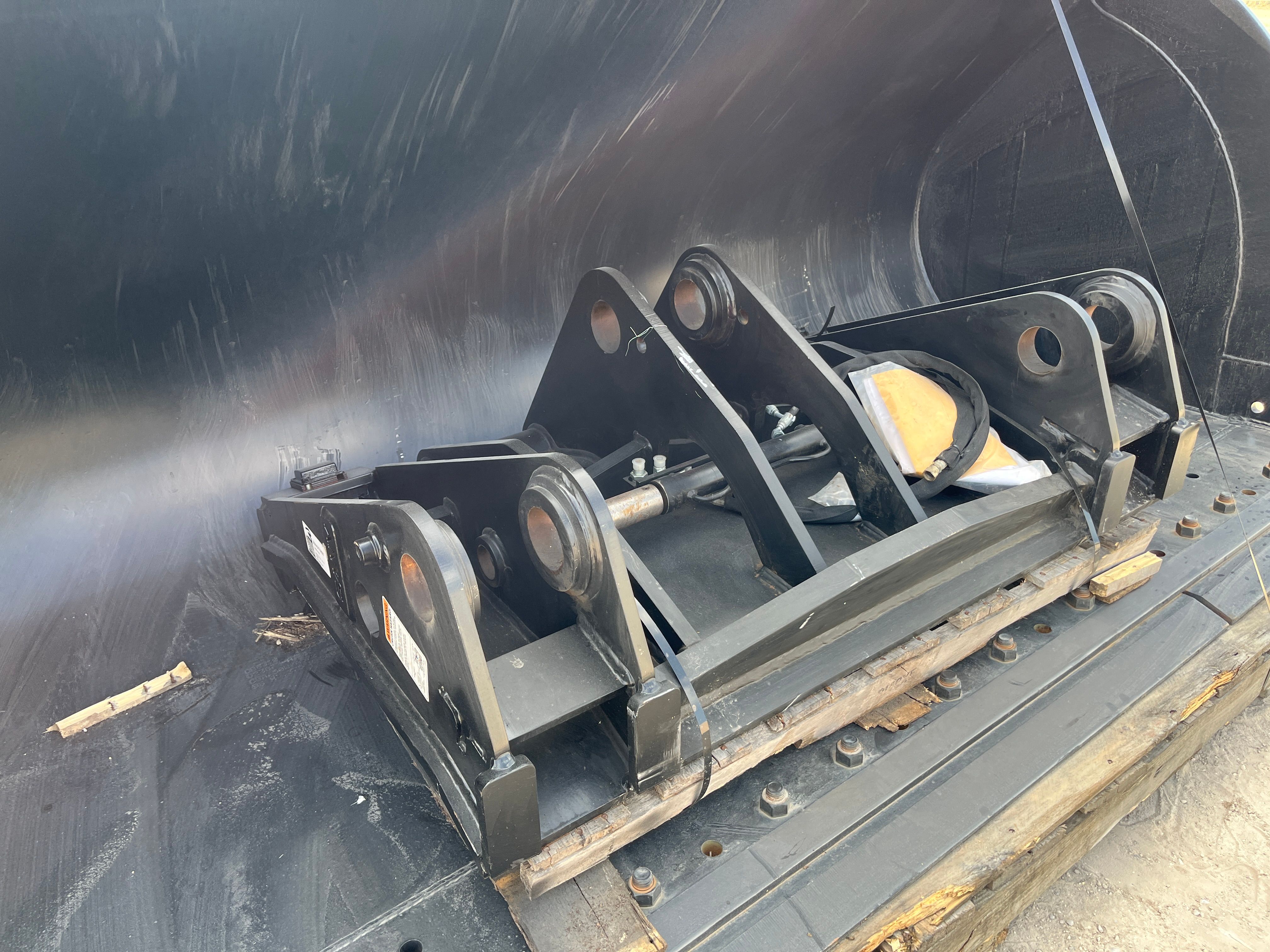 HYDRAULIC QUICK COUPLER FOR SW405K Photo 1 Thumbnail