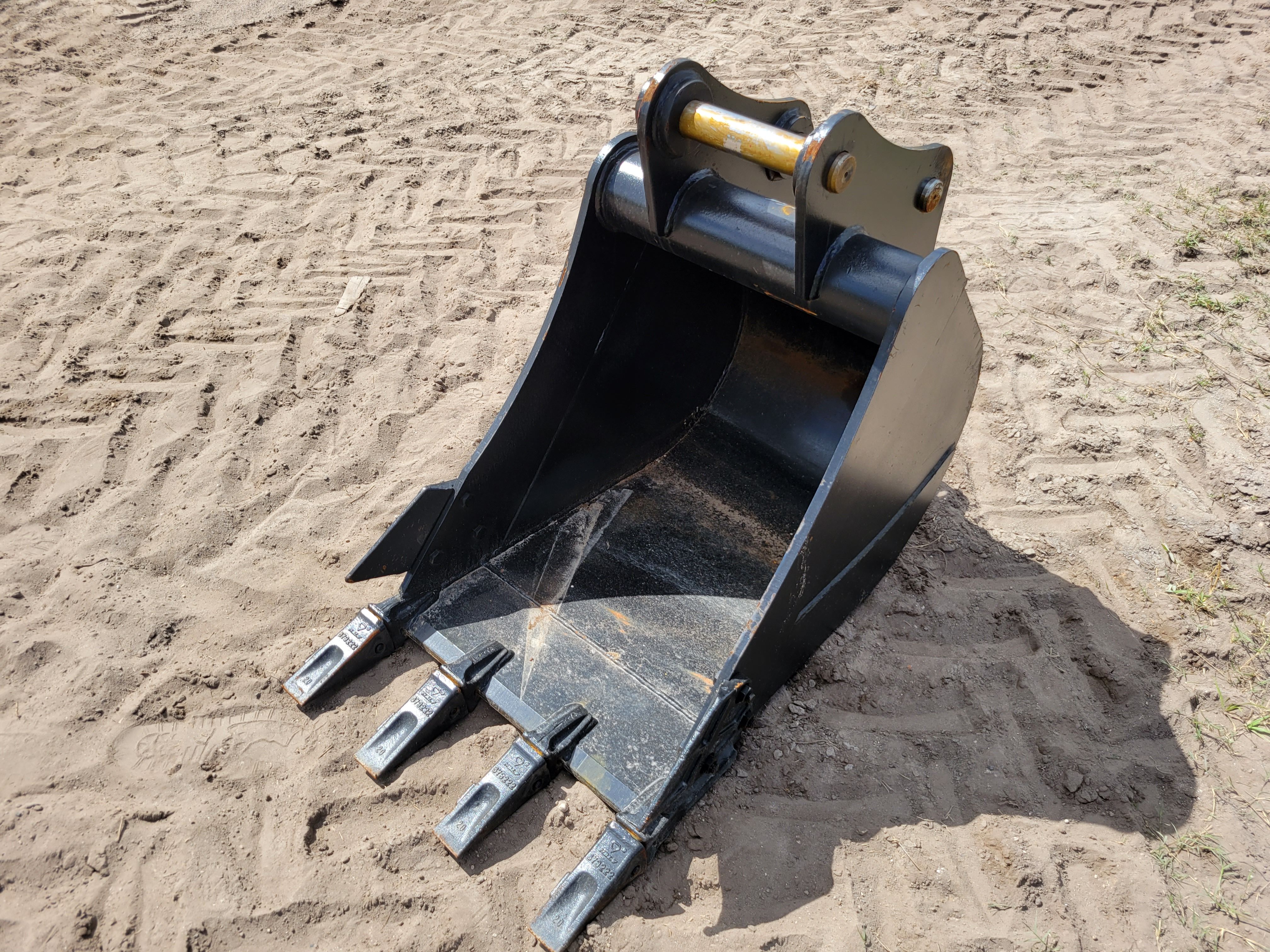 24" EXCAVATOR DIGGING BUCKET 50MM PIN Photo 1 Thumbnail