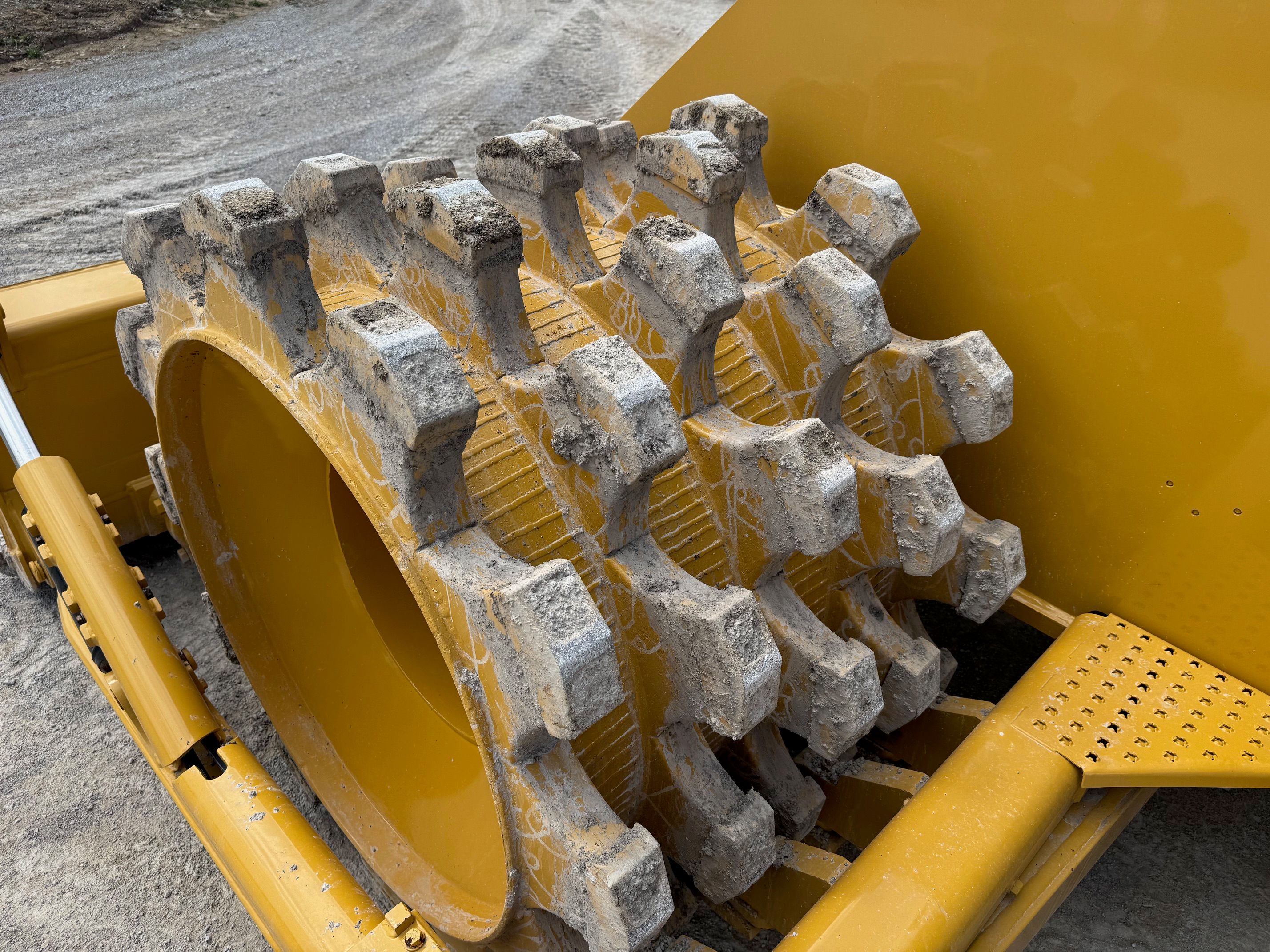 2019 CAT 815K Photo 10 Thumbnail