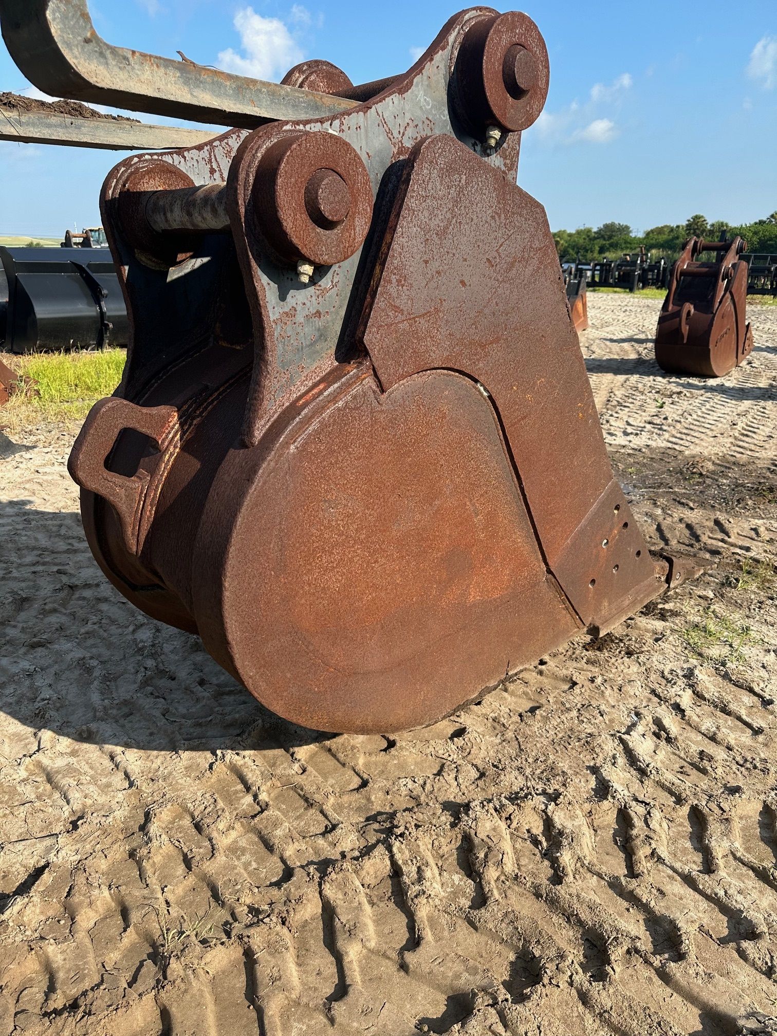 32" EXCAVATOR BUCKET FOR CAT 345B Photo 1 Thumbnail