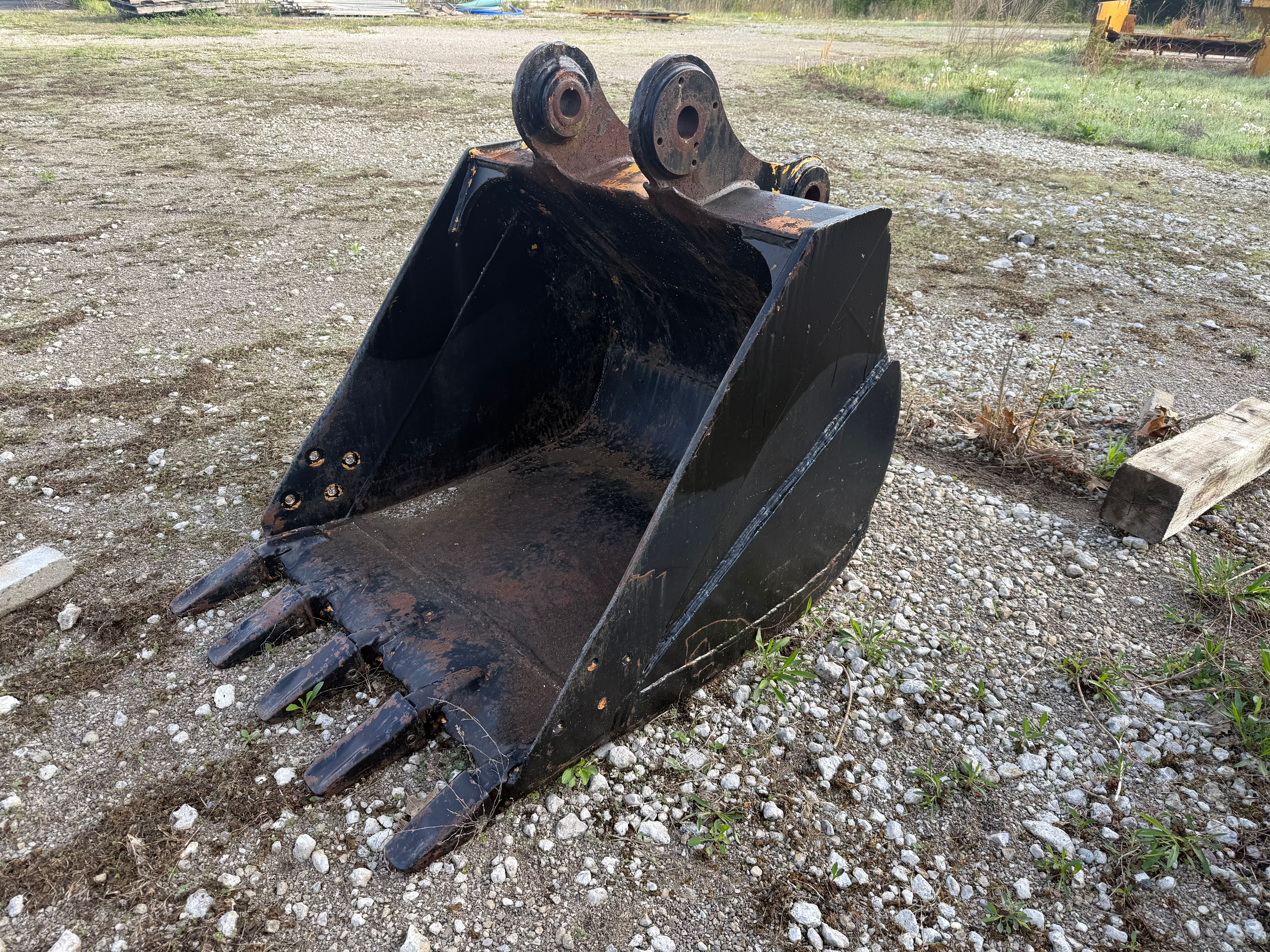 36" EXCAVATOR BUCKET Photo 3 Thumbnail