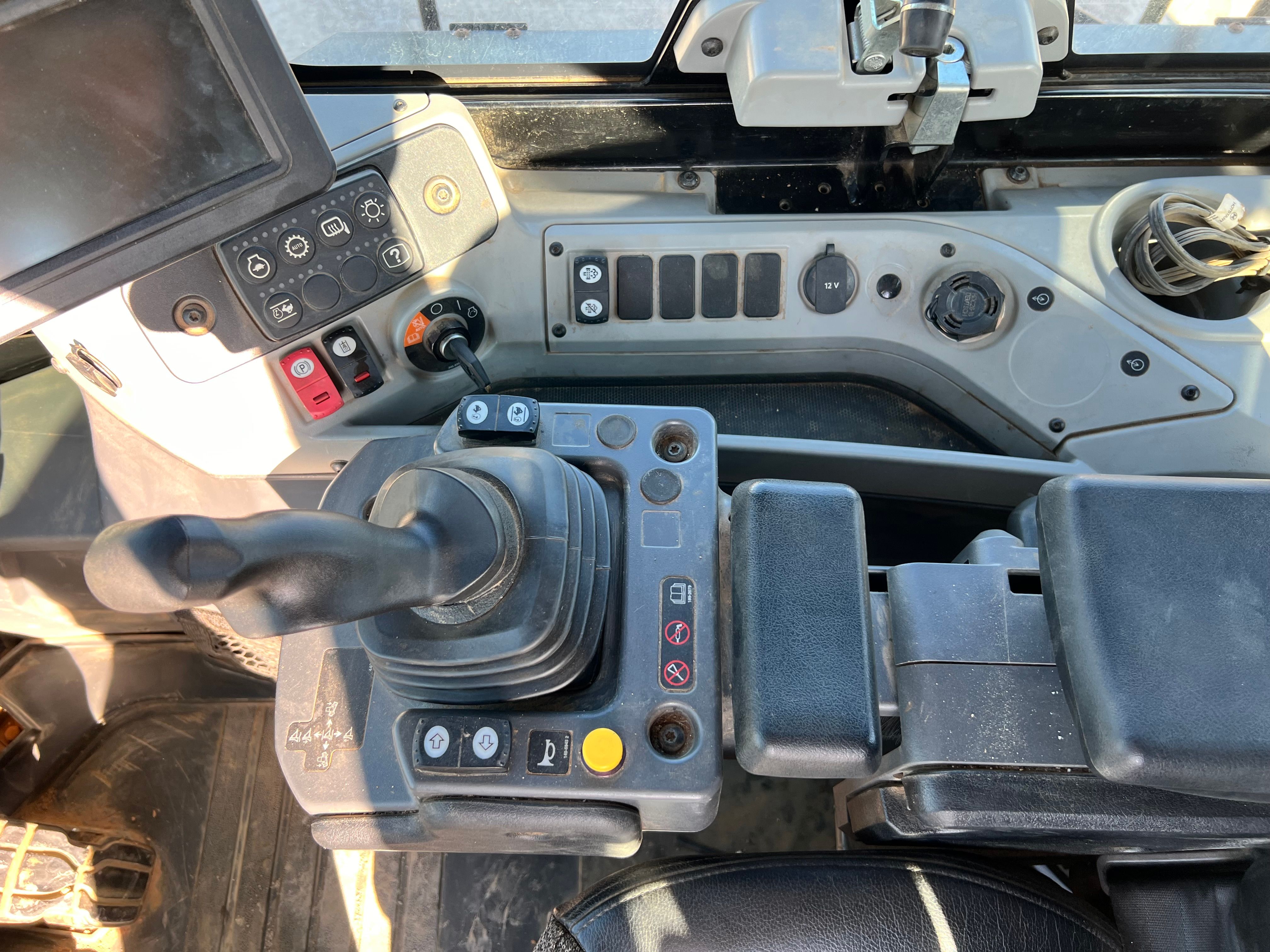 2019 CAT 825K Photo 9 Thumbnail