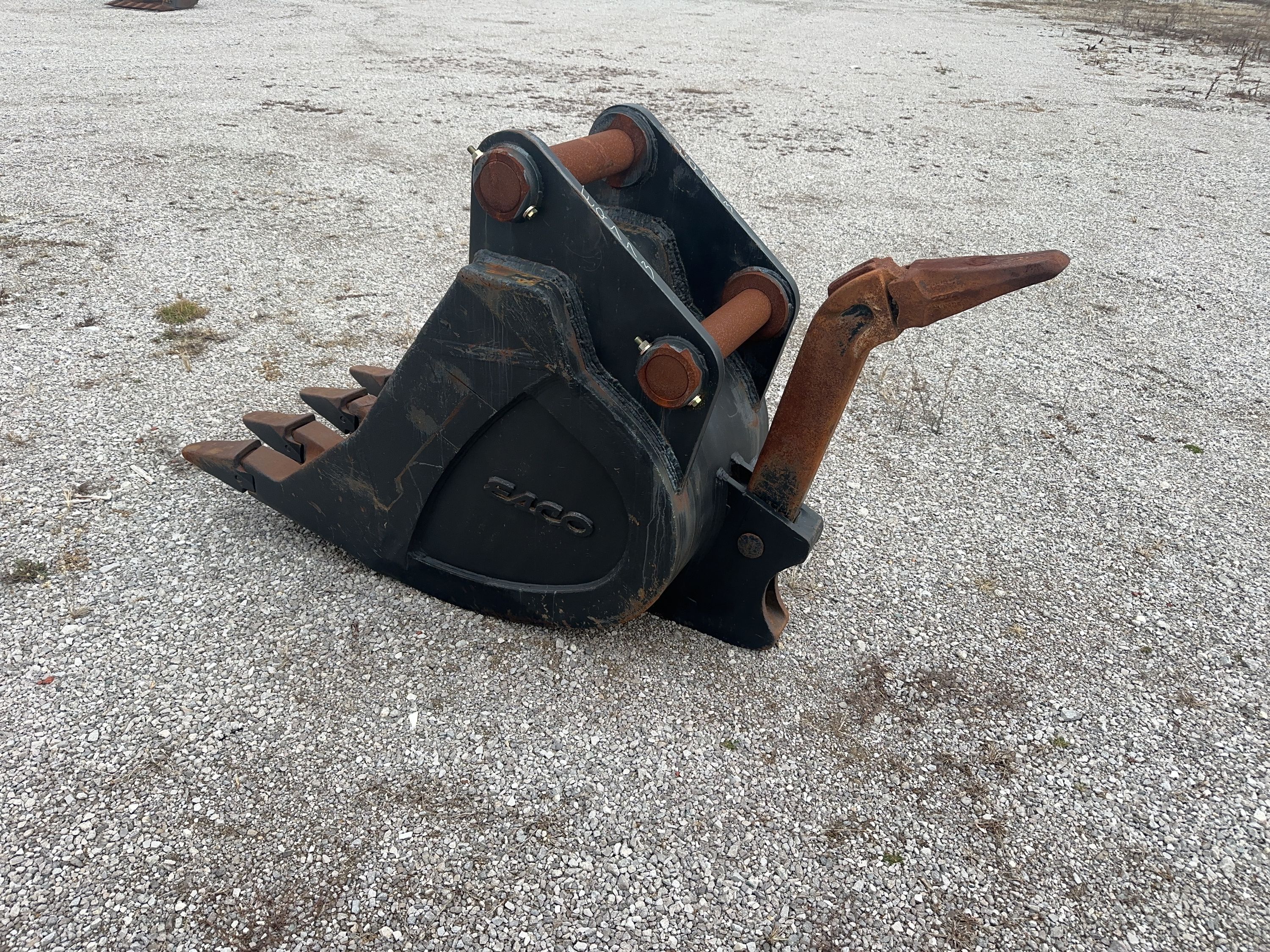 32" ROCK BUCKET W/ RIPPER FOR SY500H Photo 3 Thumbnail