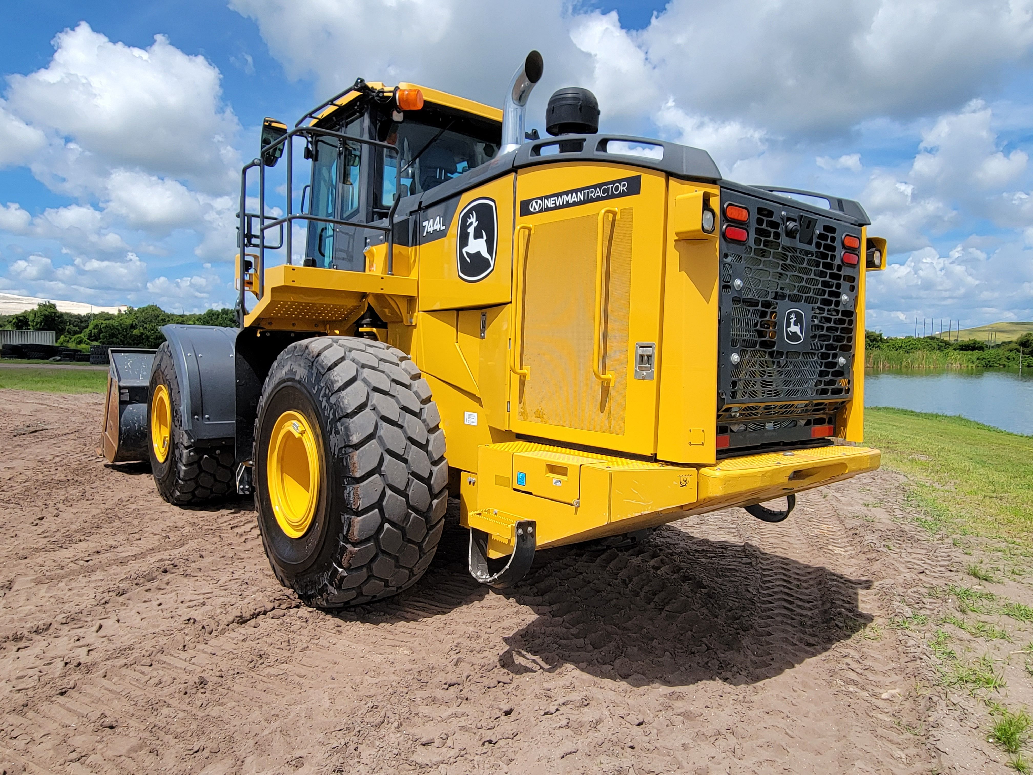 2021 JOHN DEERE 744L Photo 3 Thumbnail