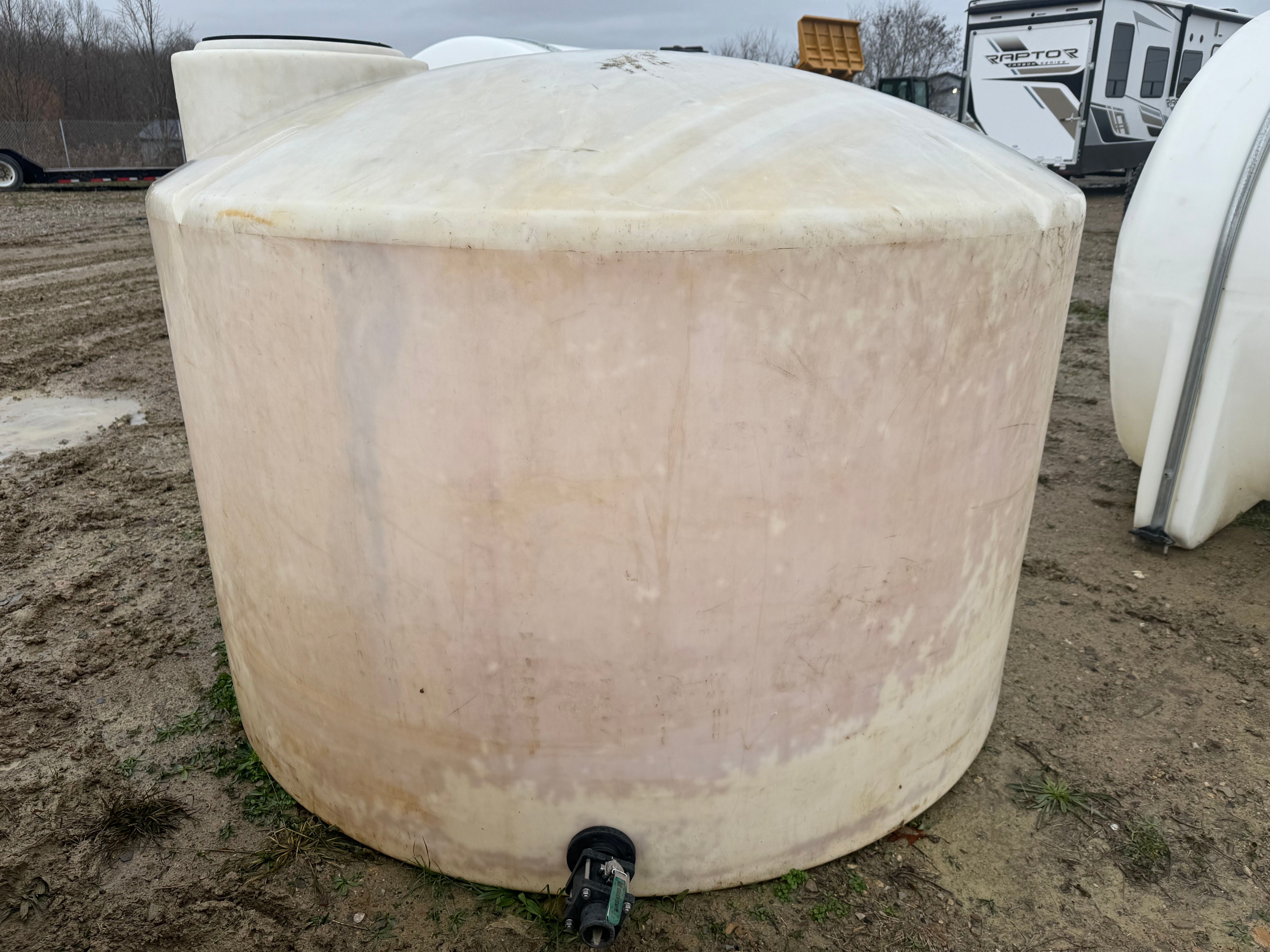 1550 GALLON WATER TANK Photo 1 Thumbnail