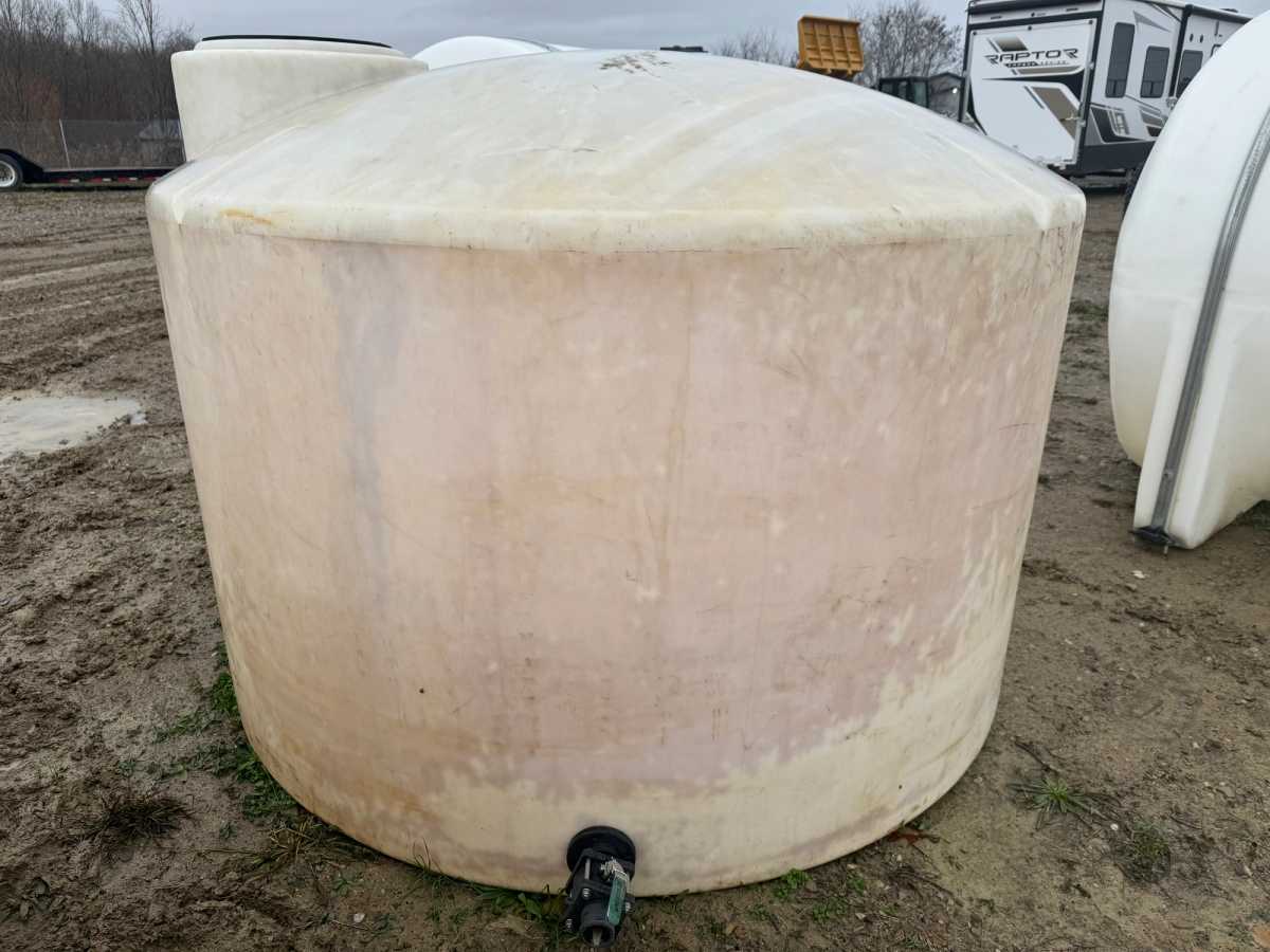 1550 GALLON WATER TANK Photo 1