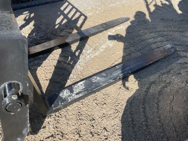 60" SET OF FORKS FOR STH1256 TELEHANDLER Photo 1 Thumbnail