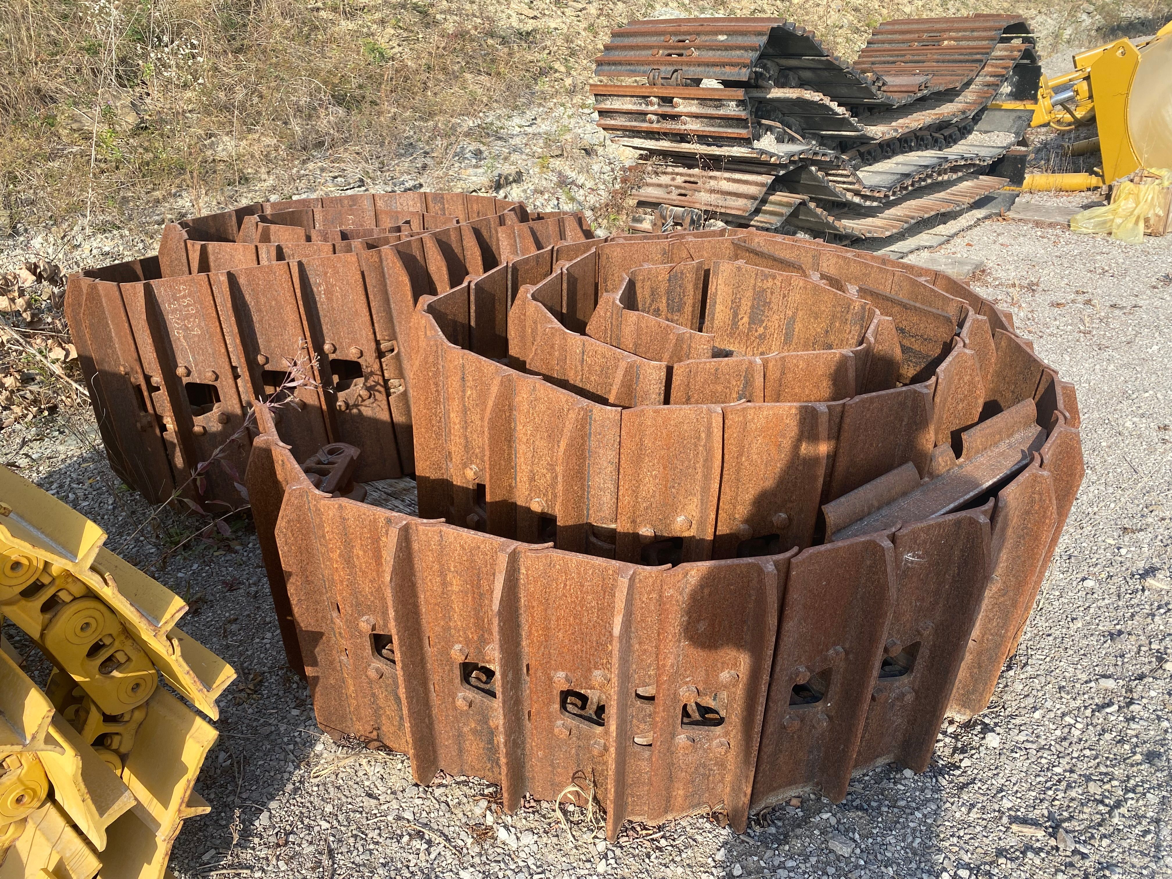 28" SINGLE GROUSER TRACK GROUP (330D) V-TRAC BRAND Photo 1 Thumbnail