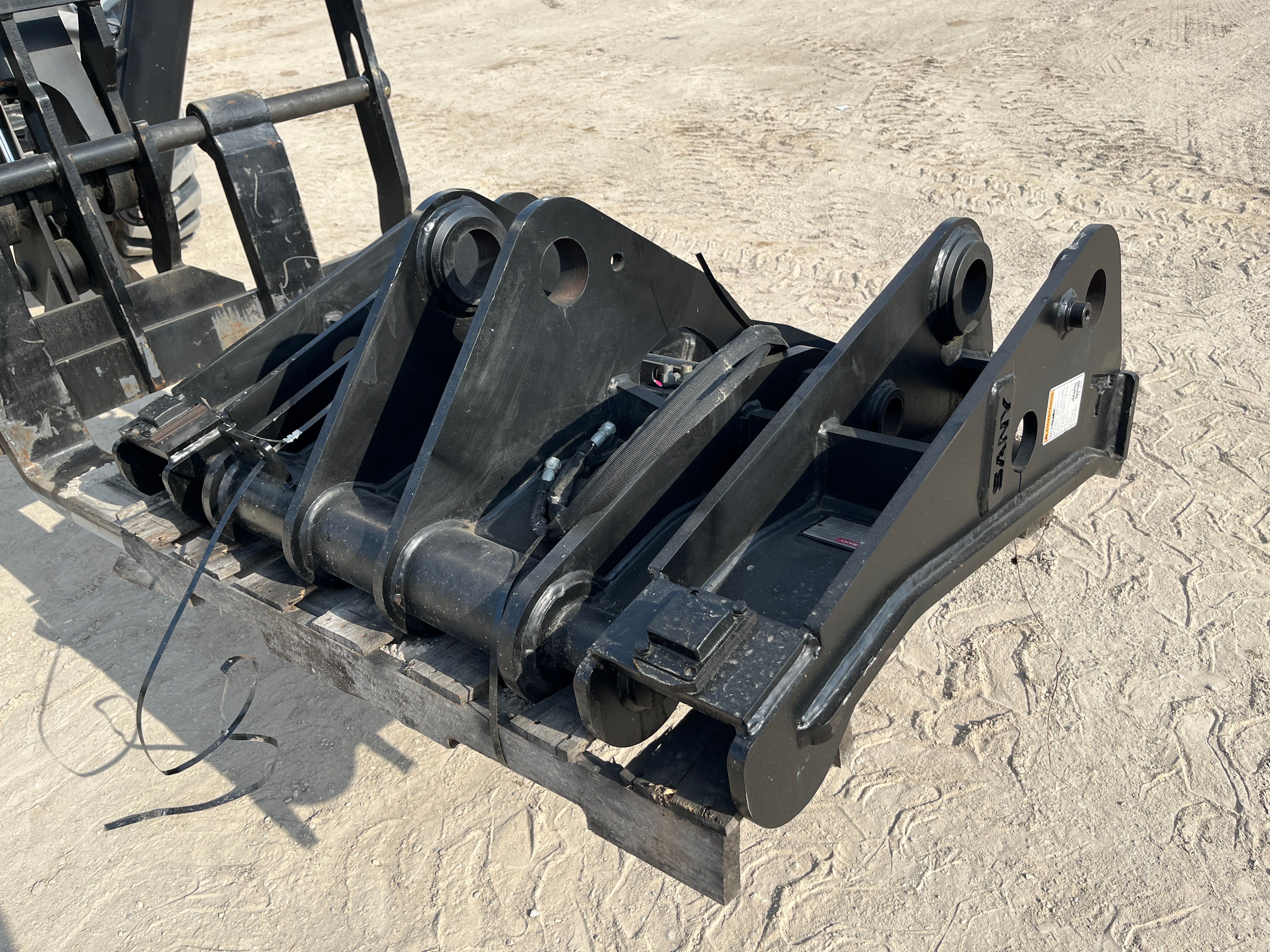 HYDRAULIC QUICK COUPLER FOR SW405K Photo 1 Thumbnail