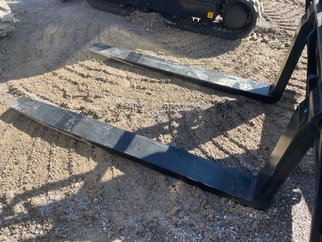60" SET OF FORKS FOR STH1256 TELEHANDLER Photo 4 Thumbnail