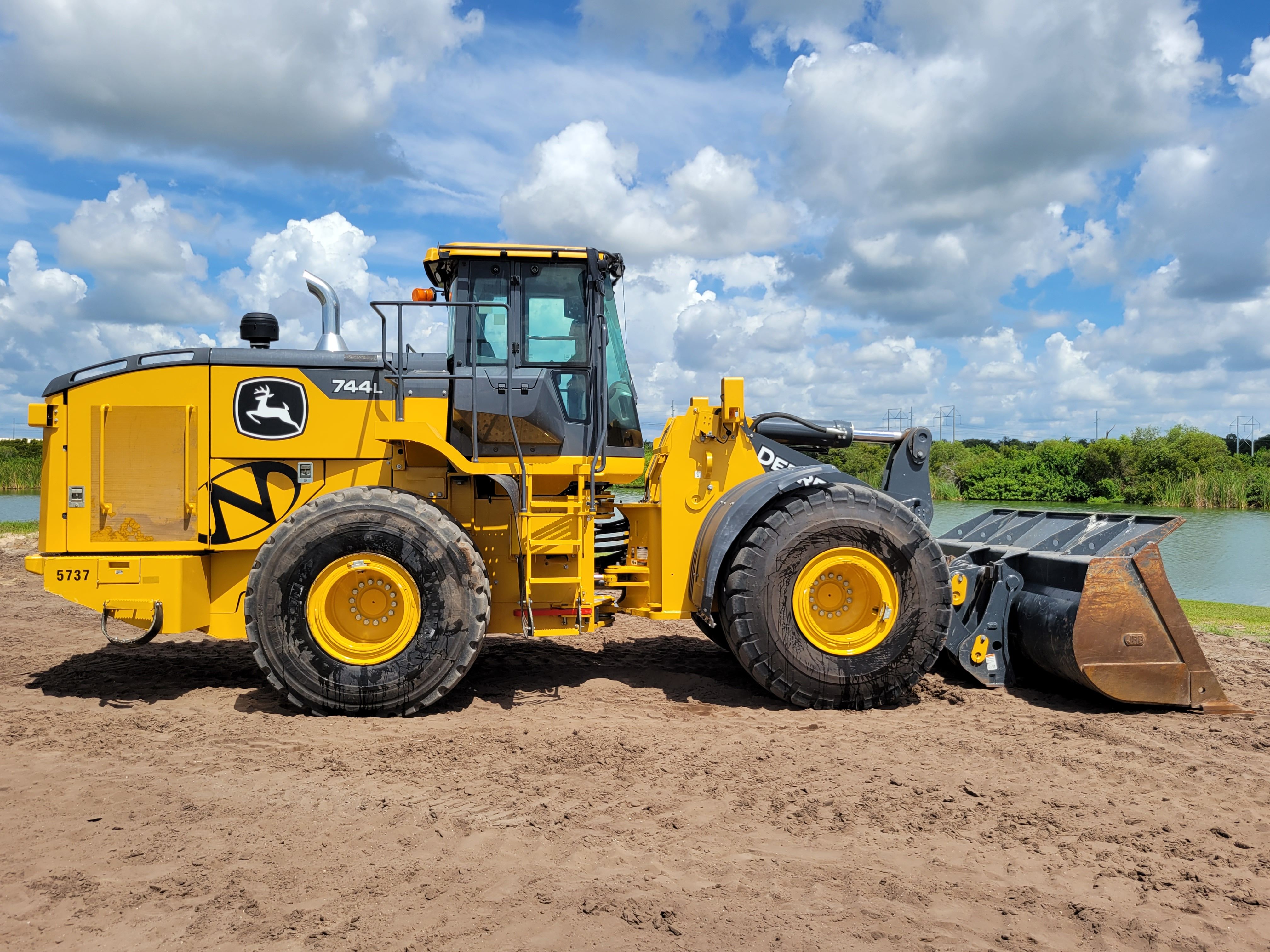 2021 JOHN DEERE 744L Photo 5 Thumbnail