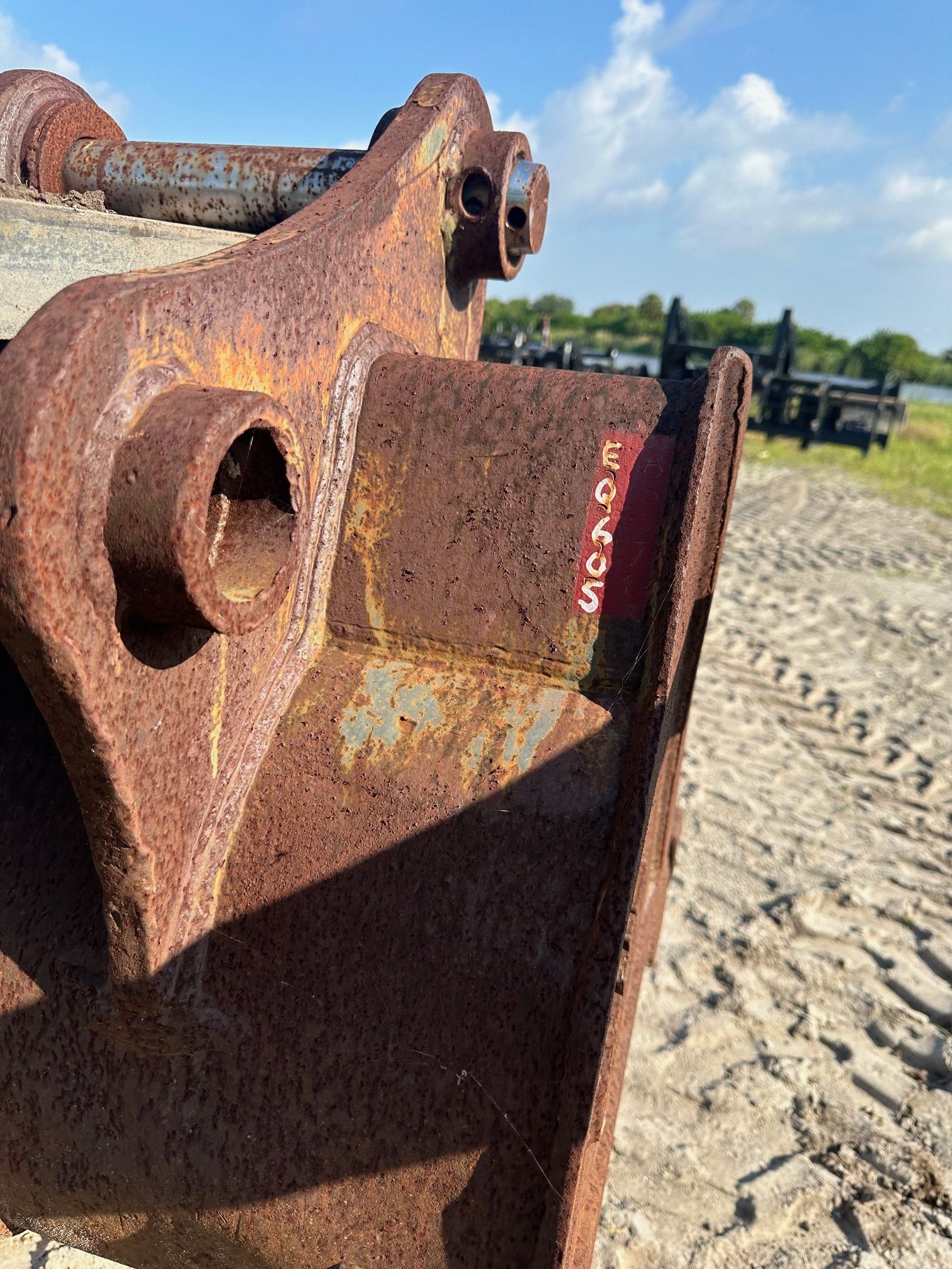 USED HYUNDAI 290LC-7A EXCAVATOR BUCKET Photo 6 Thumbnail