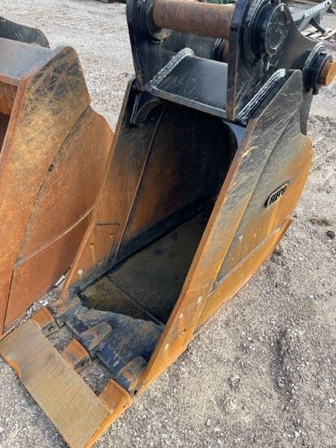 24" BUCKET FOR SY265C w/ plate Photo 3 Thumbnail