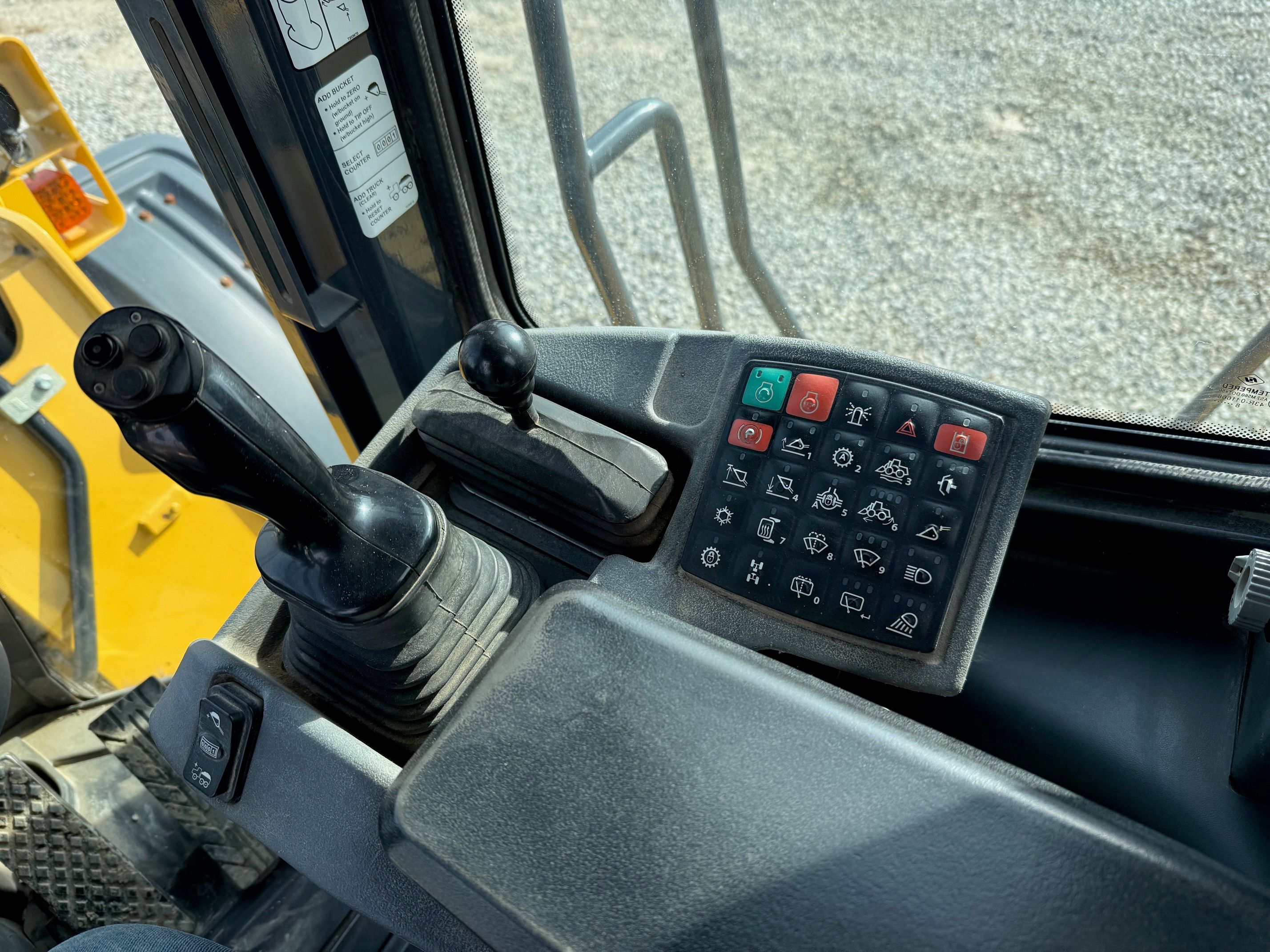 2019 JOHN DEERE 844K Photo 8 Thumbnail