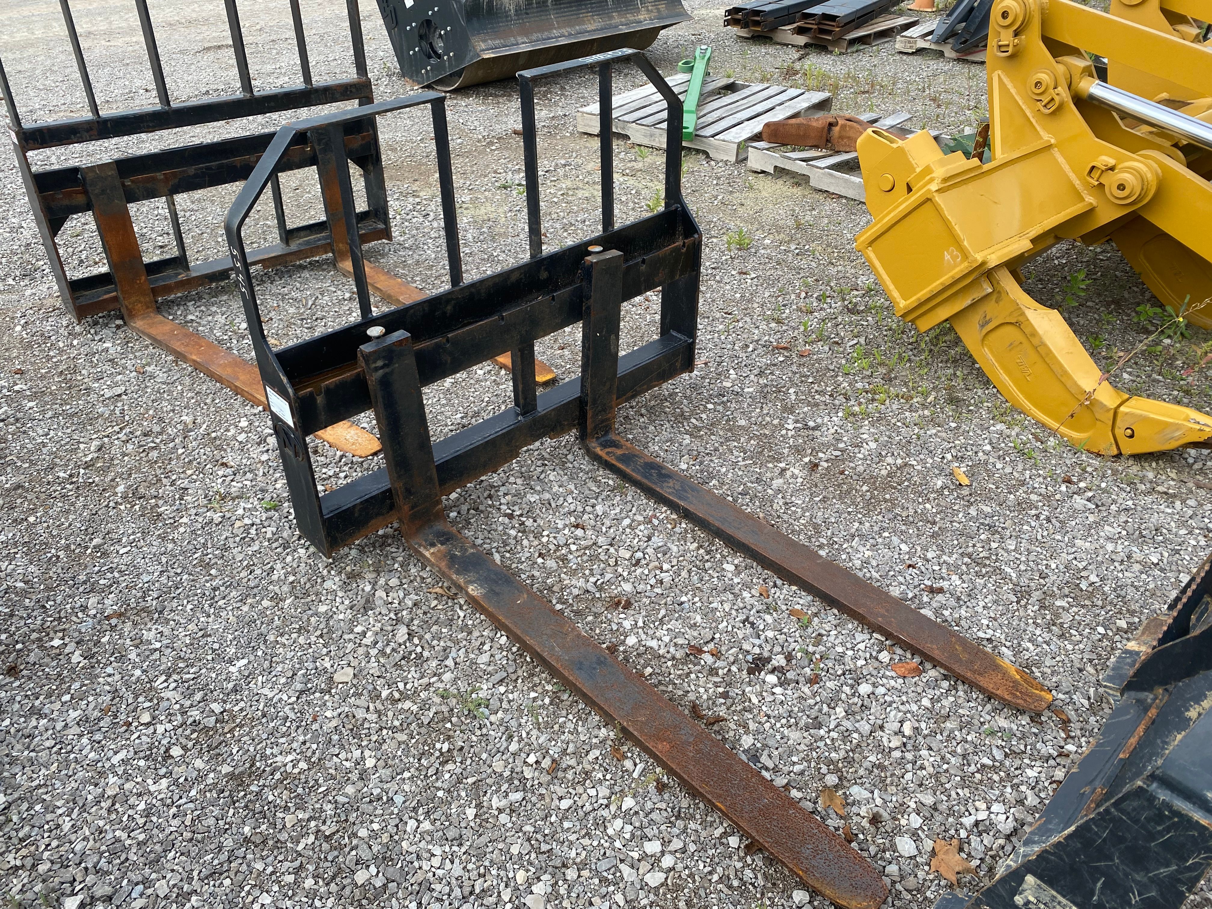 48" SKID STEER FORKS Photo 4 Thumbnail