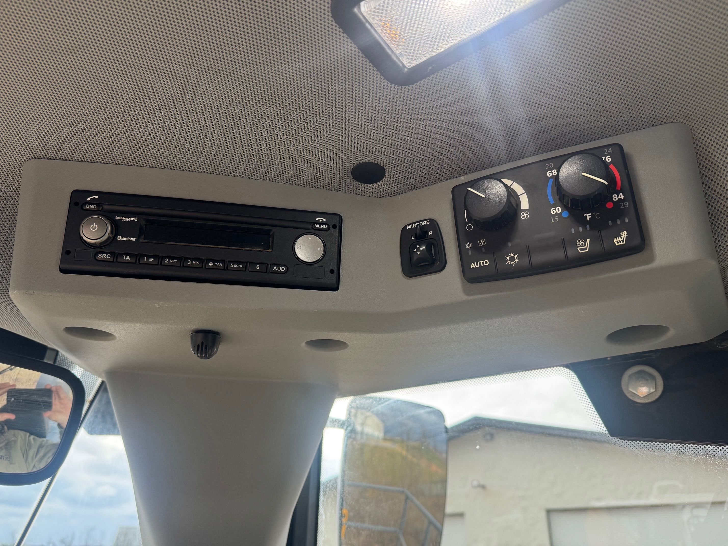 2022 JOHN DEERE 844L Photo 7 Thumbnail