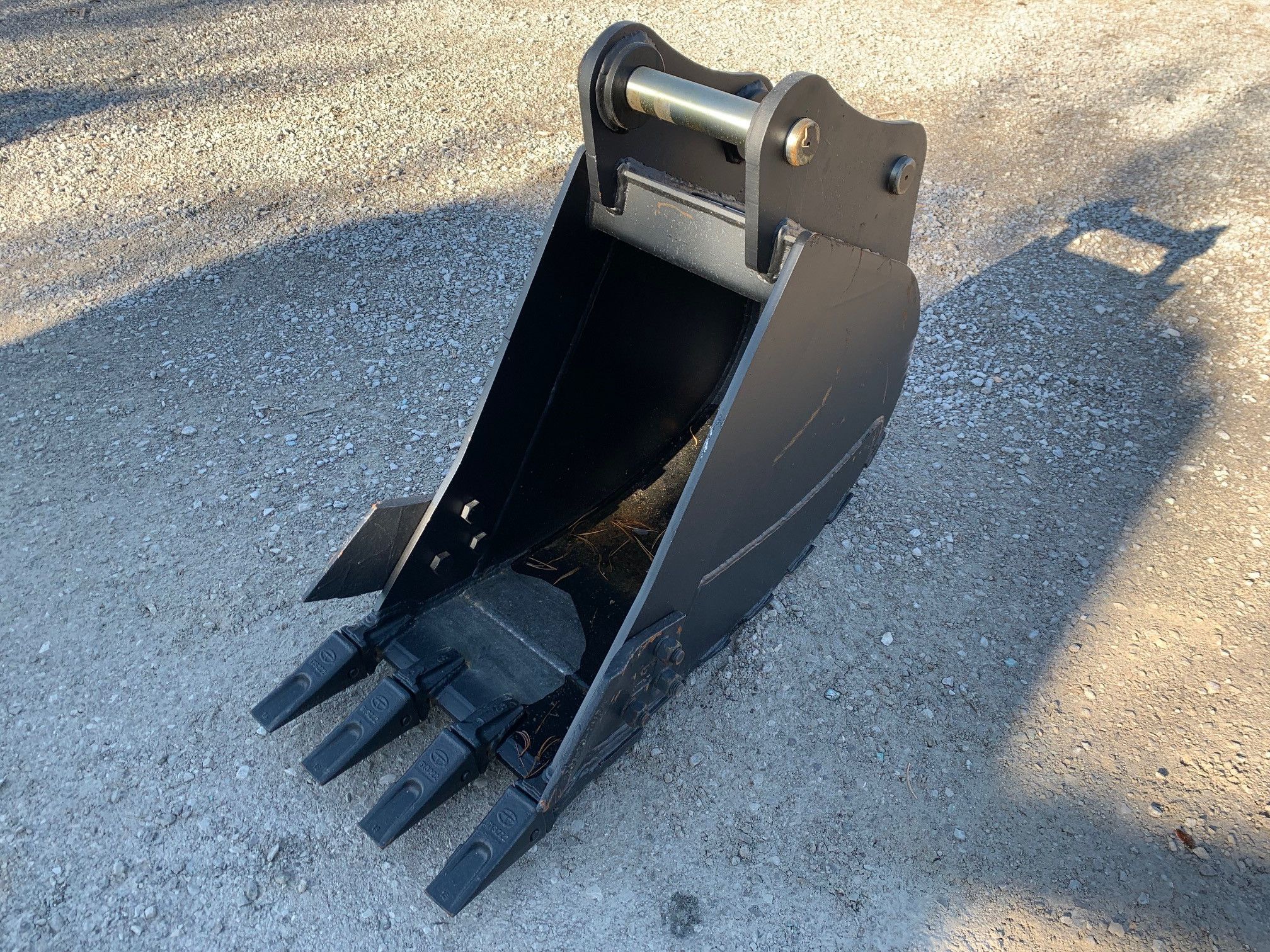 18" BUCKET FOR SY95C Photo 4 Thumbnail