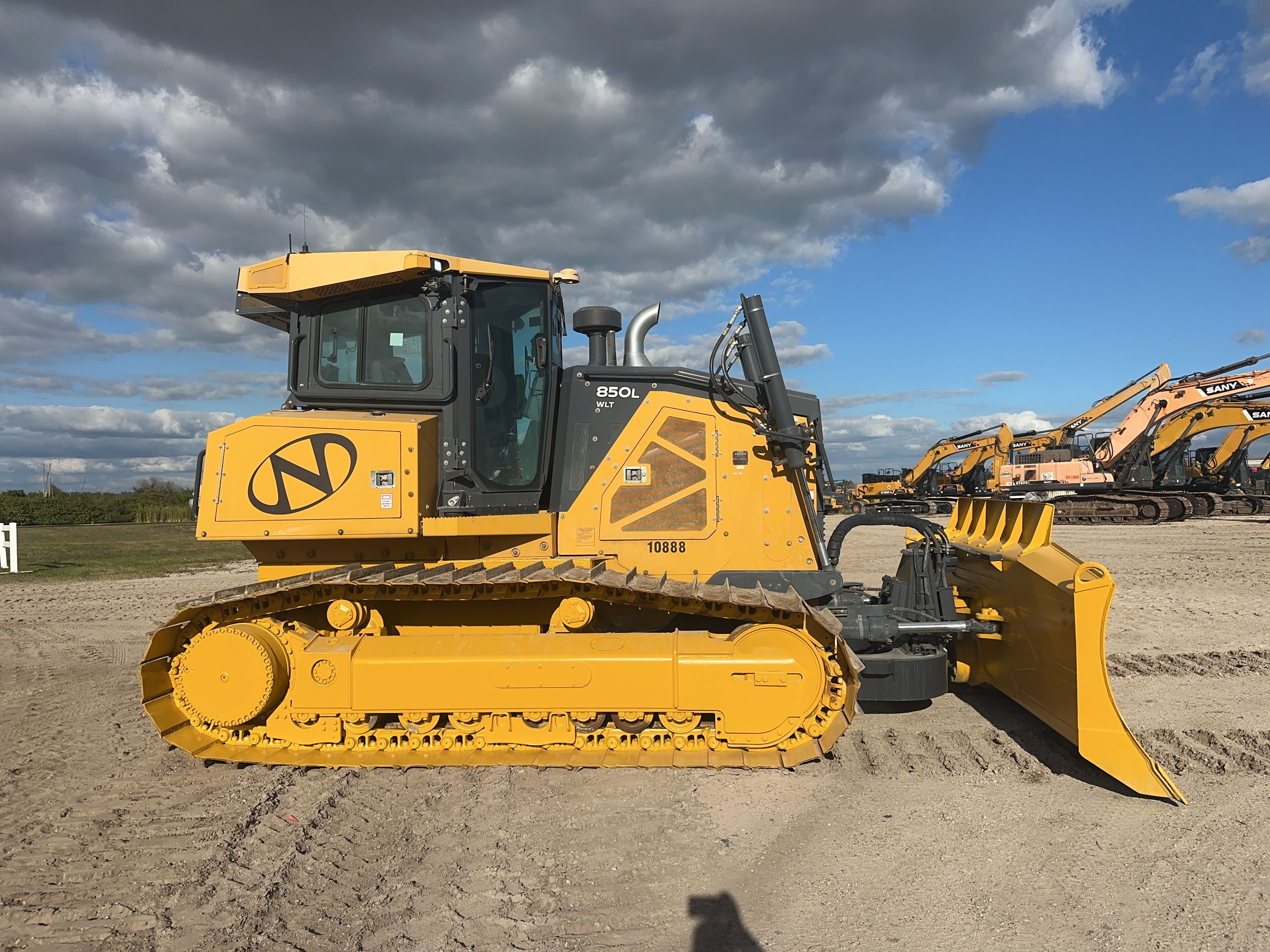 2023 JOHN DEERE 850L WLT Photo 2 Thumbnail