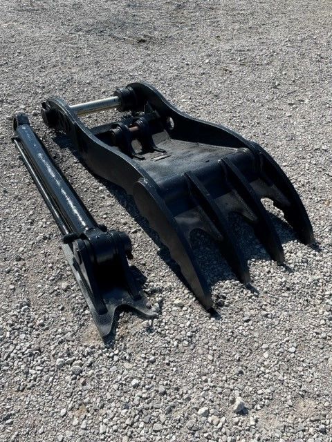 THUMB FOR SY215C (FOR USE W/ QUICK COUPLER) Photo 2 Thumbnail