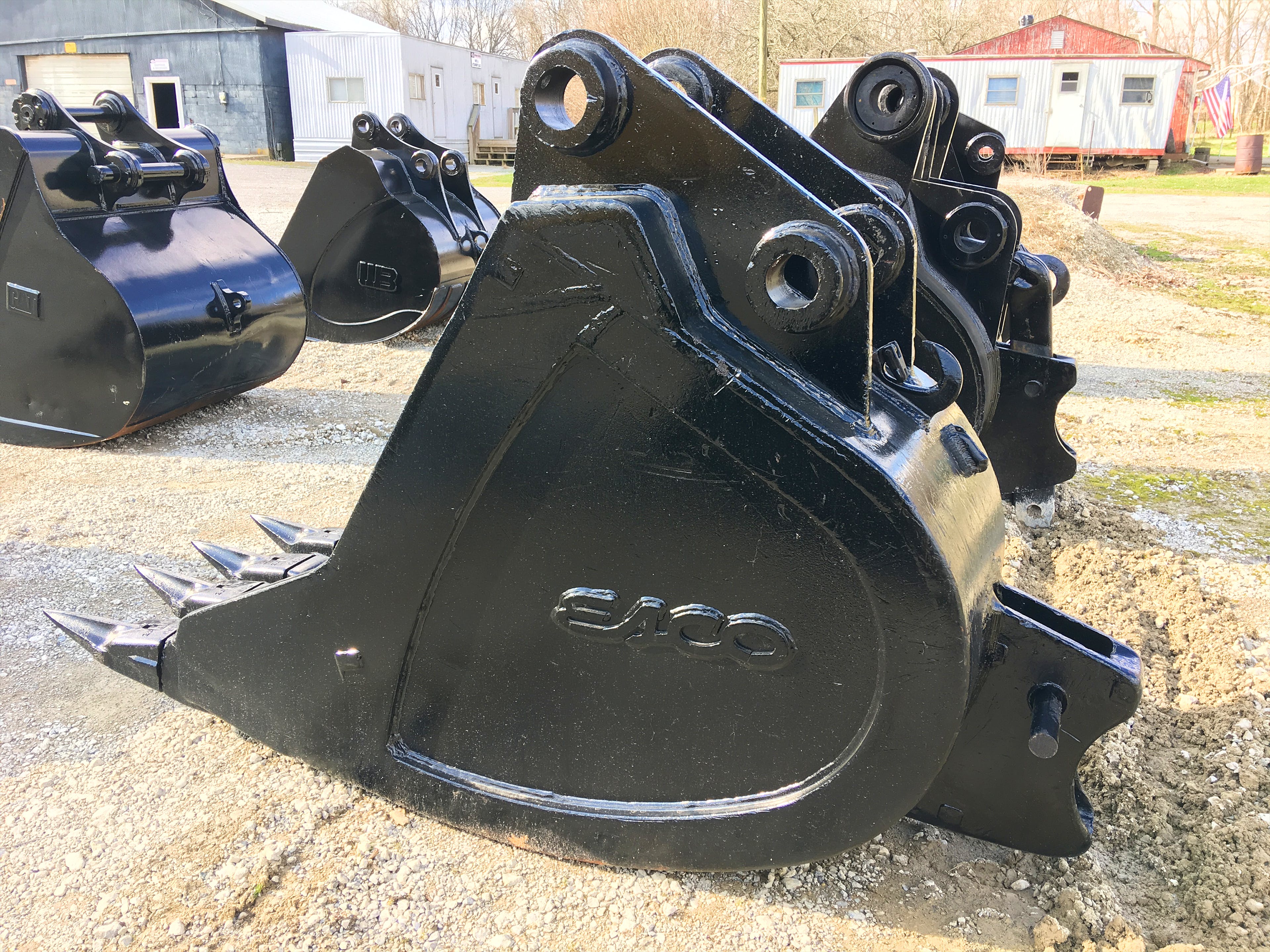 32" EXCAVATOR BUCKET W/RIPPER Photo 1 Thumbnail