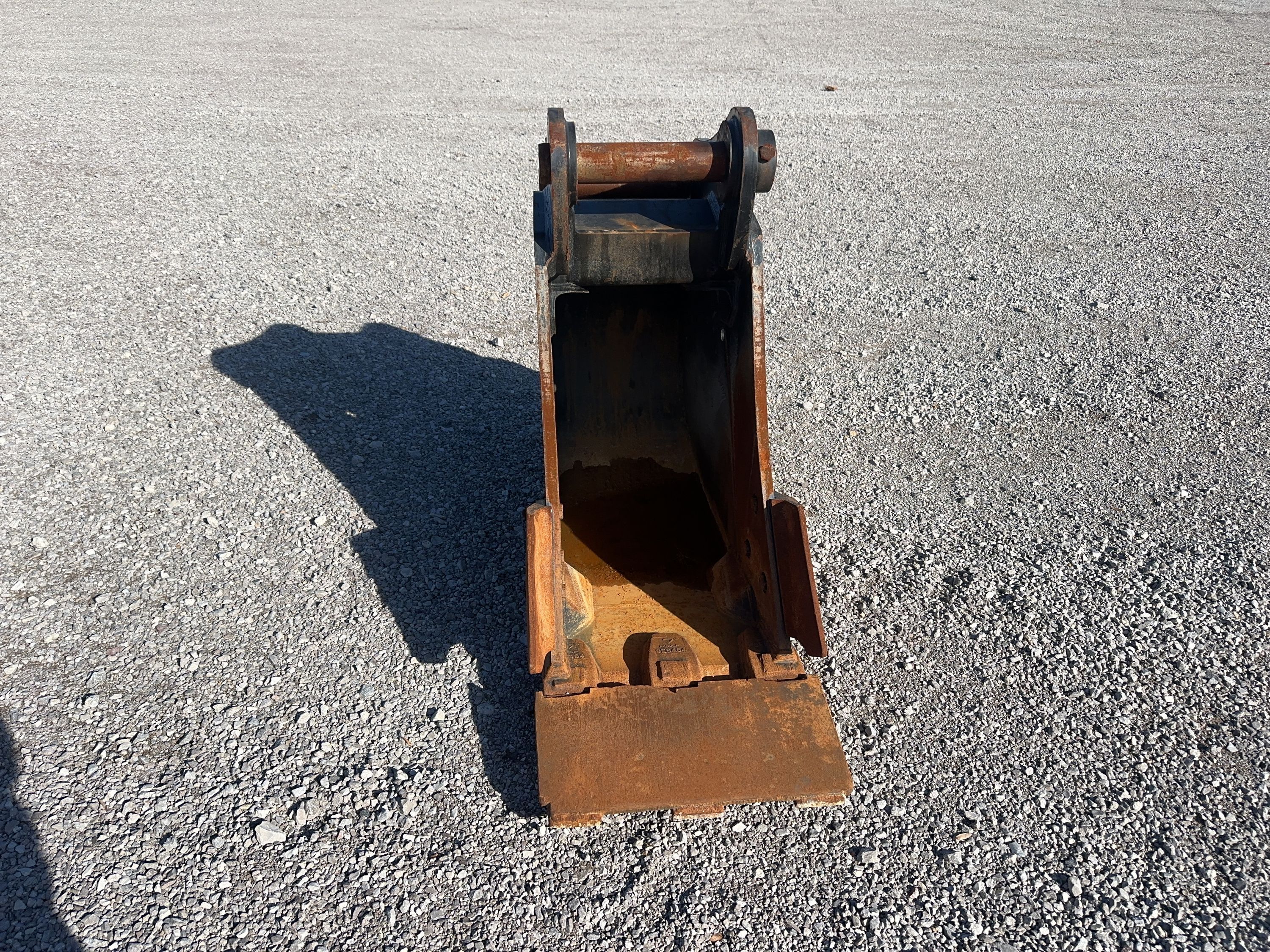 24" DIGGING BUCKET WITH 90MM PINS w/ Plate Photo 6 Thumbnail