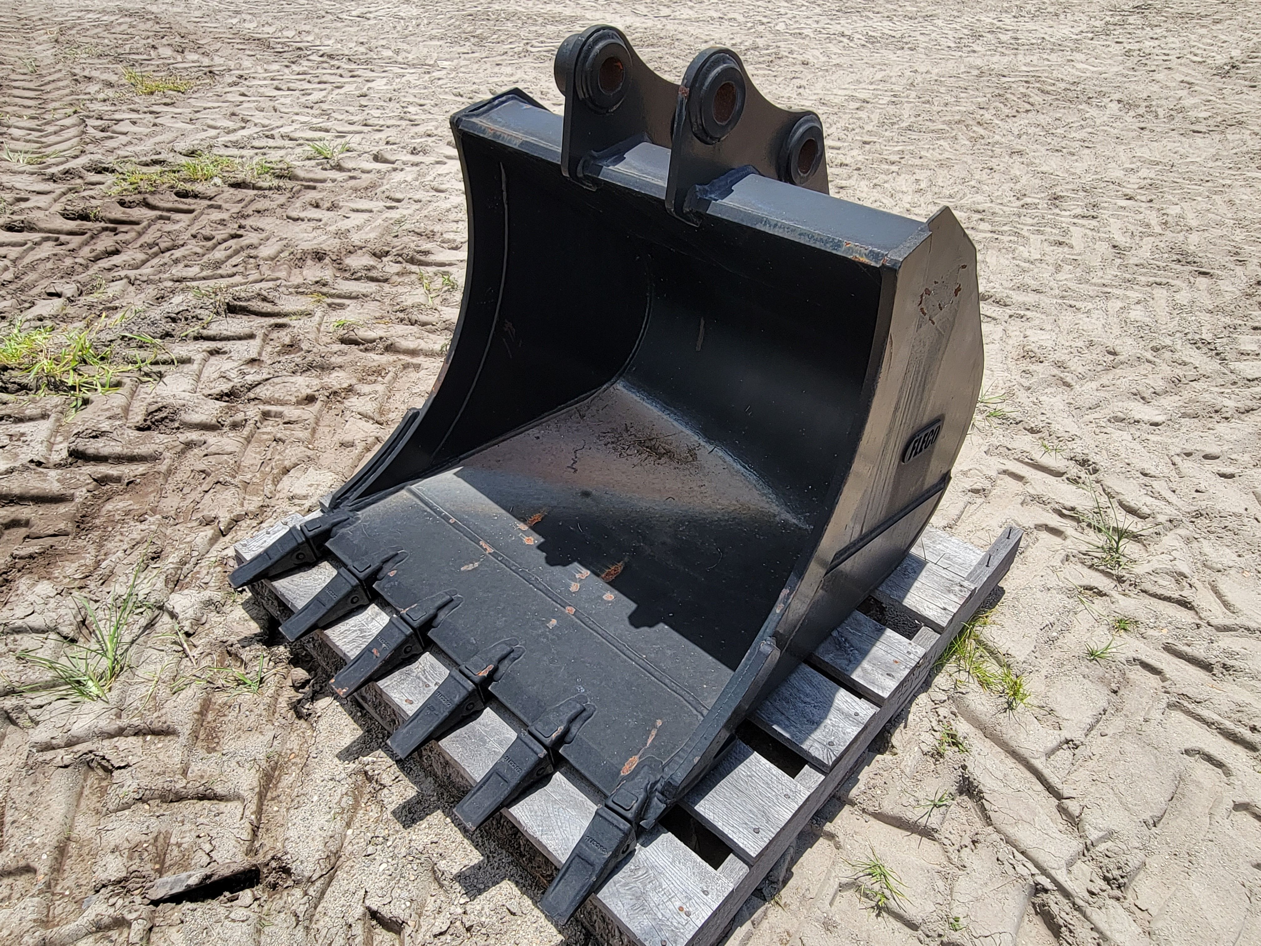 36" BUCKET FOR SY60C Photo 1 Thumbnail