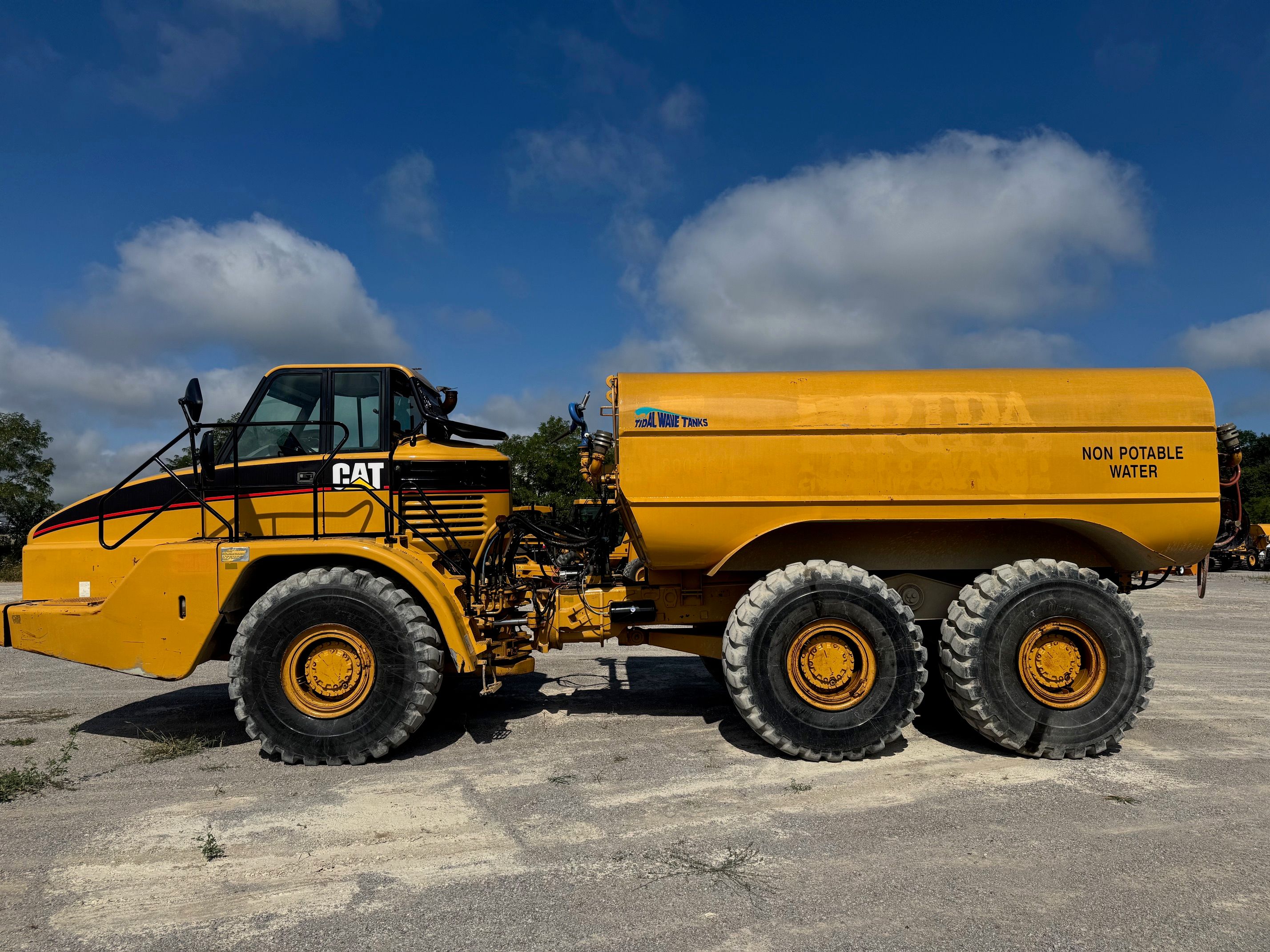 2004 CAT 735 Photo 2 Thumbnail