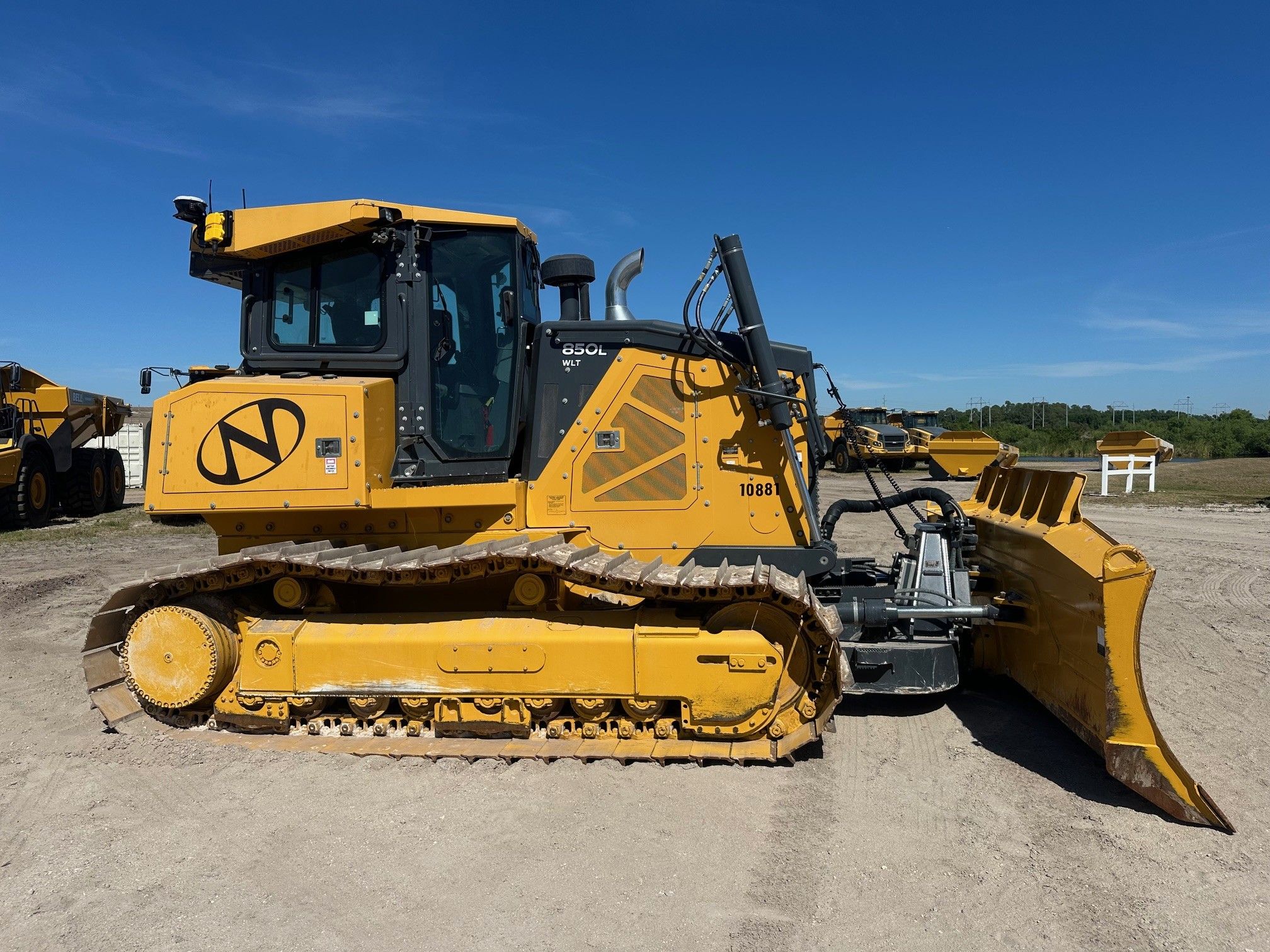 2023 JOHN DEERE 850L WLT Photo 5 Thumbnail