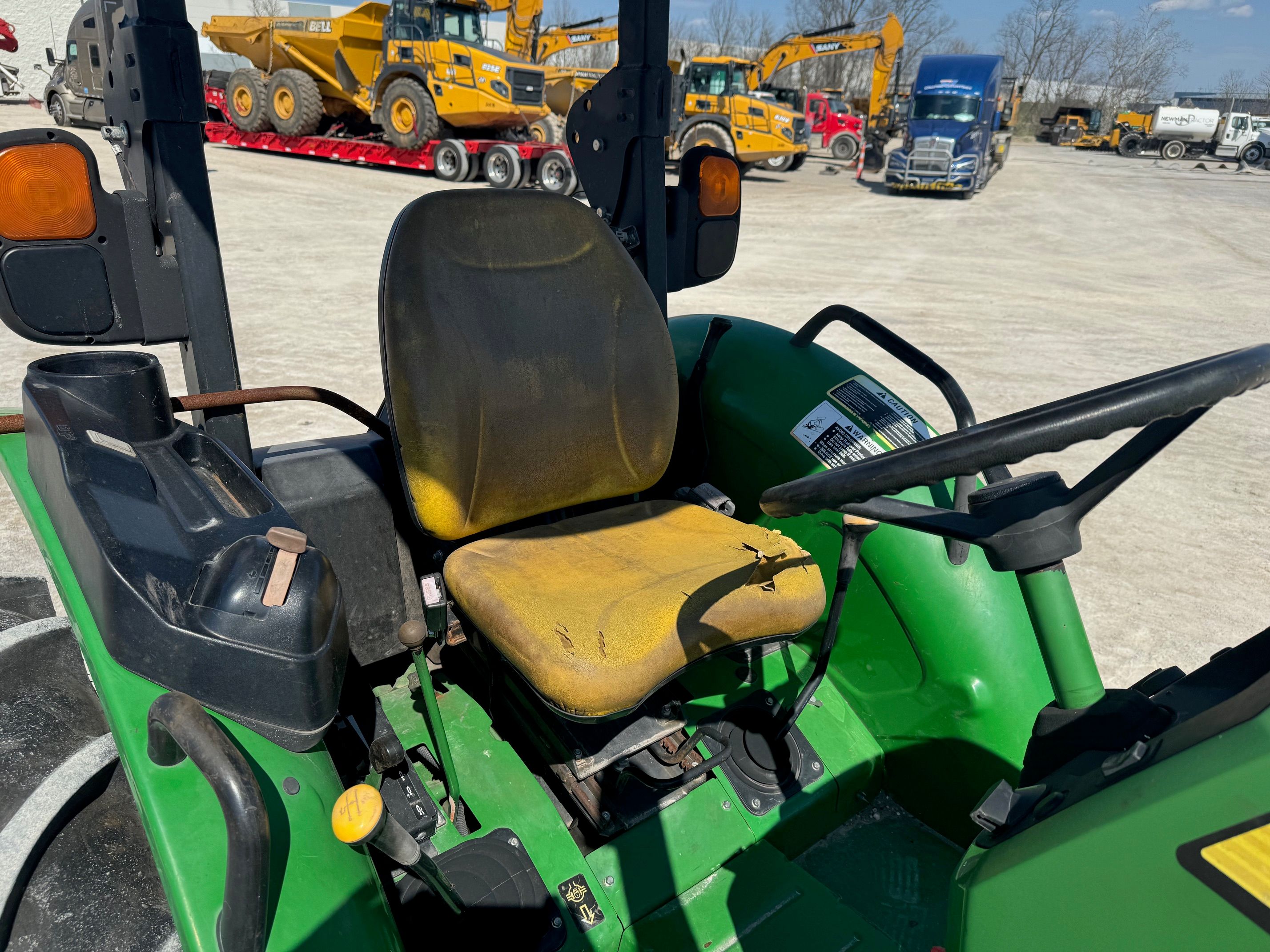2018 JOHN DEERE 5045E Photo 7 Thumbnail