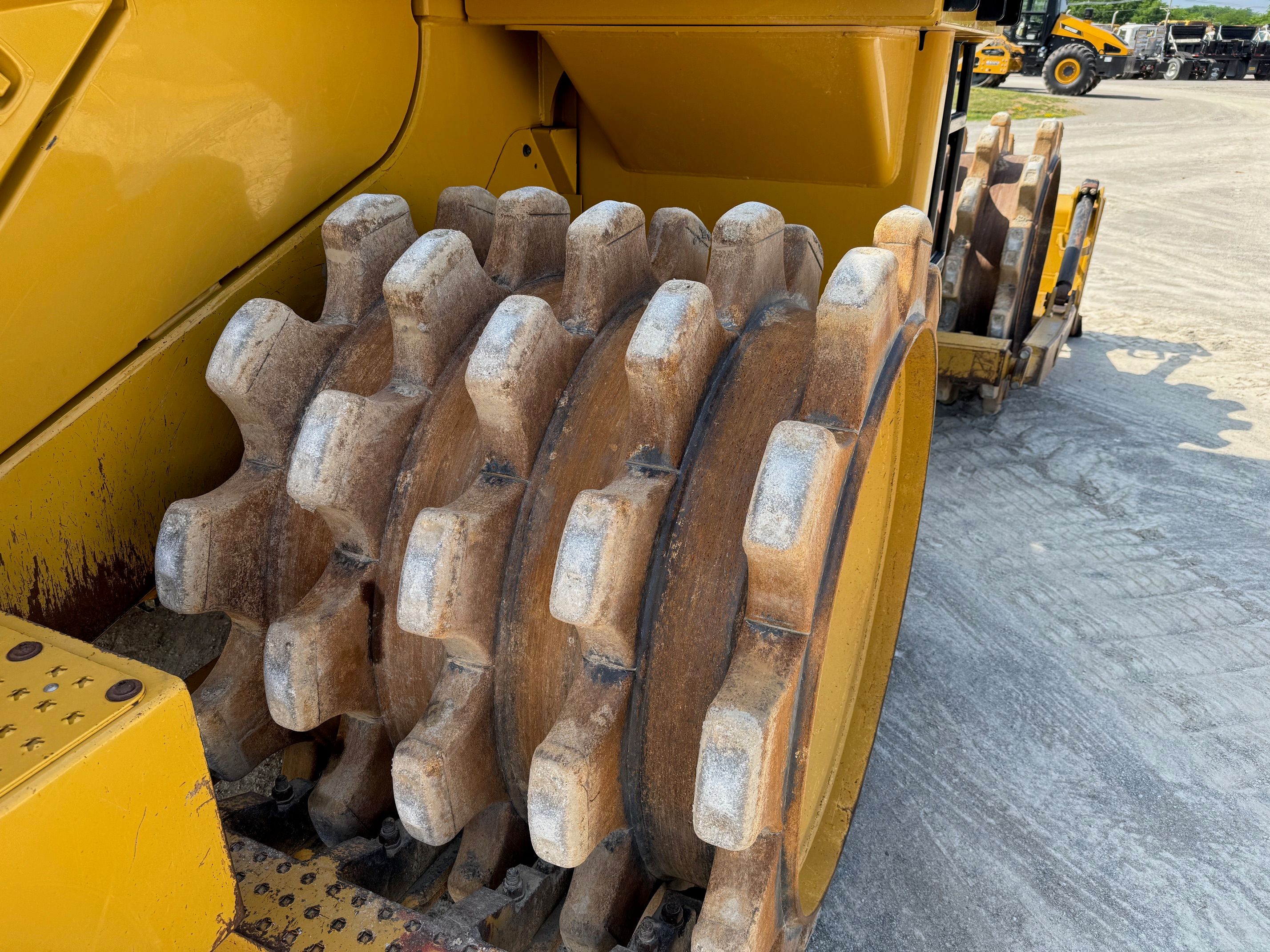 2020 CAT 815K Photo 6 Thumbnail