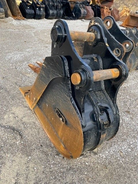 24" BUCKET FOR SY265C w/ plate Photo 2 Thumbnail