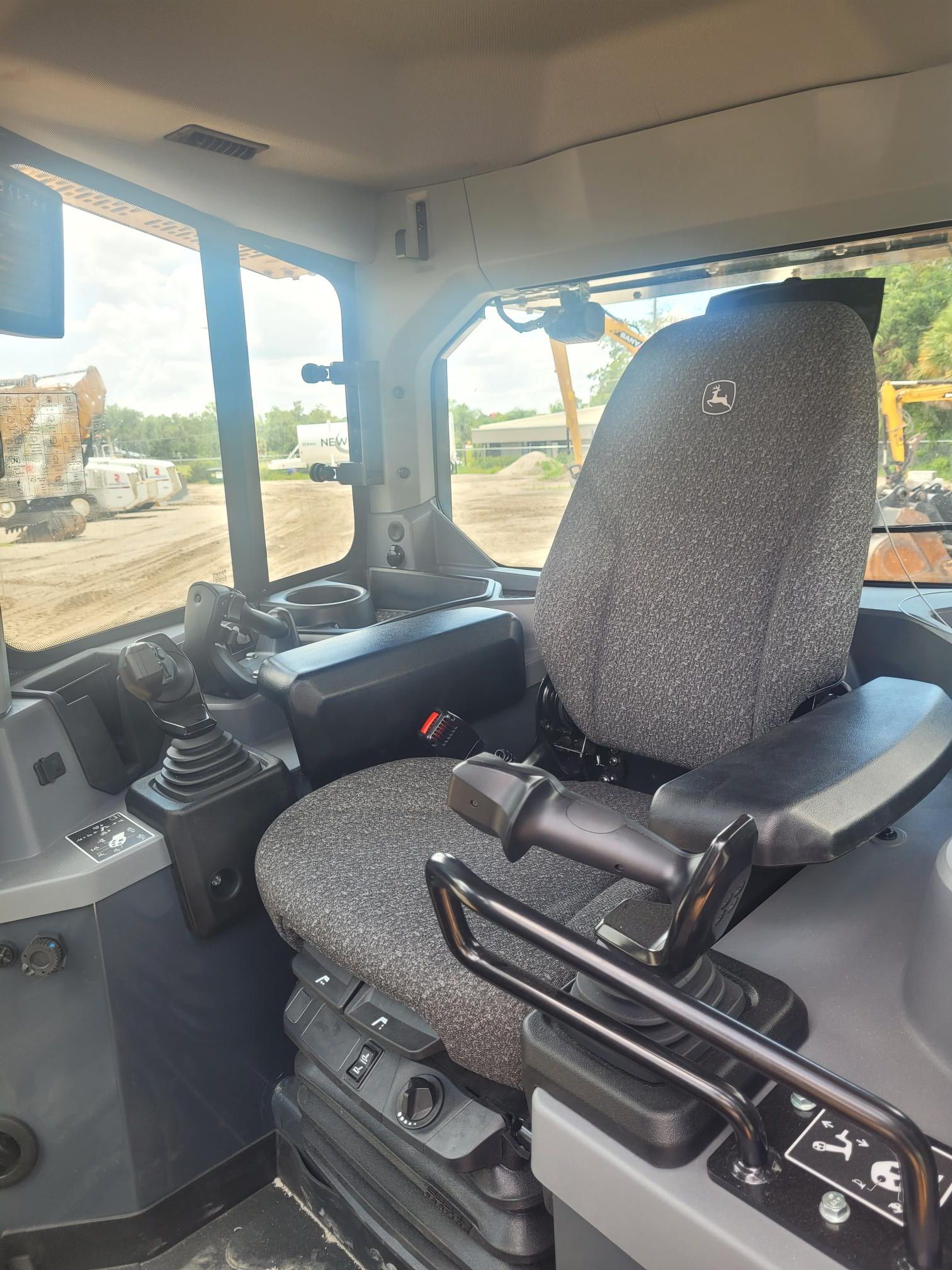 2023 JOHN DEERE 850L WLT Photo 8 Thumbnail