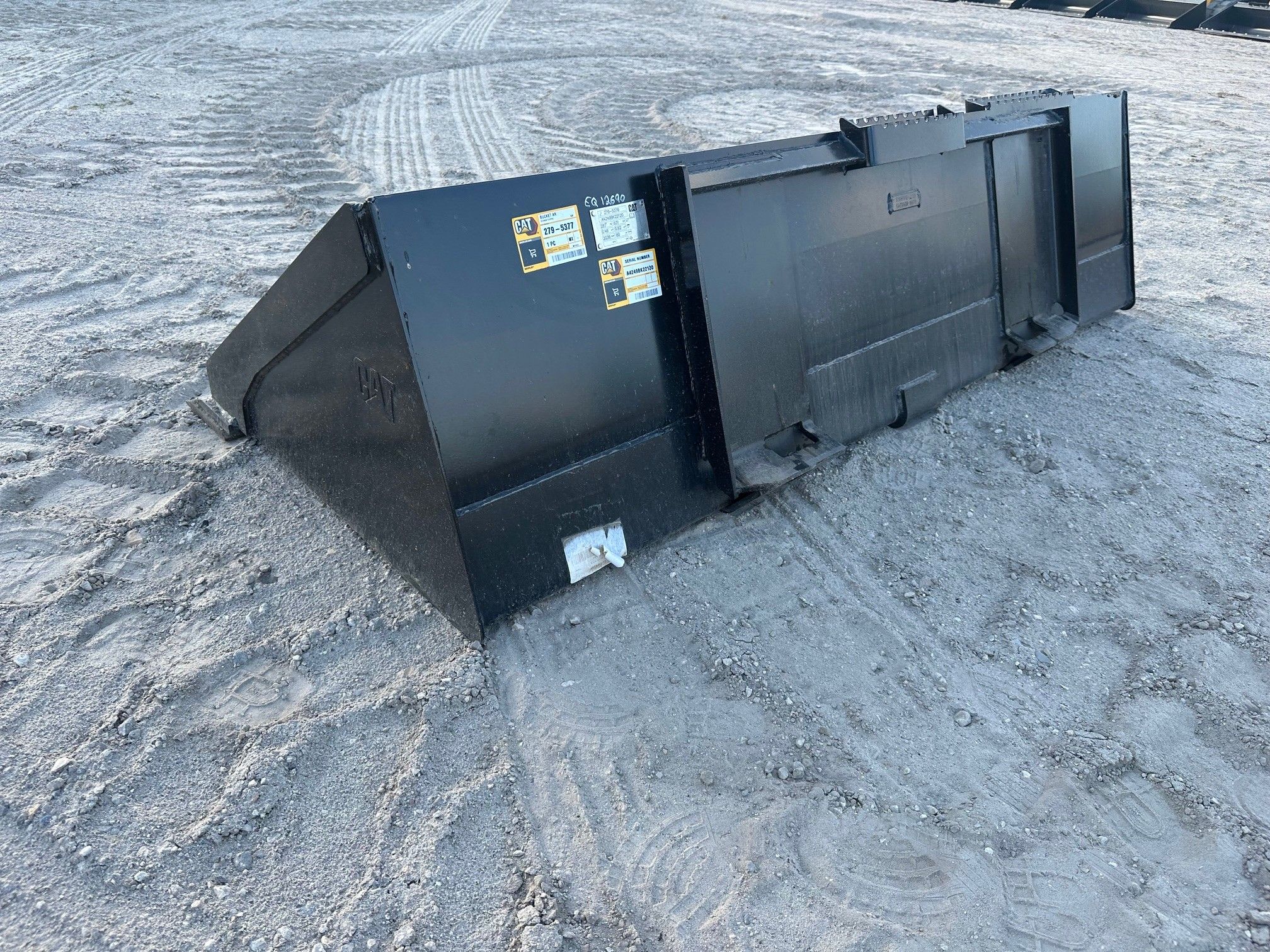 CAT 299D3 80" Skid Steer Bucket Photo 2 Thumbnail