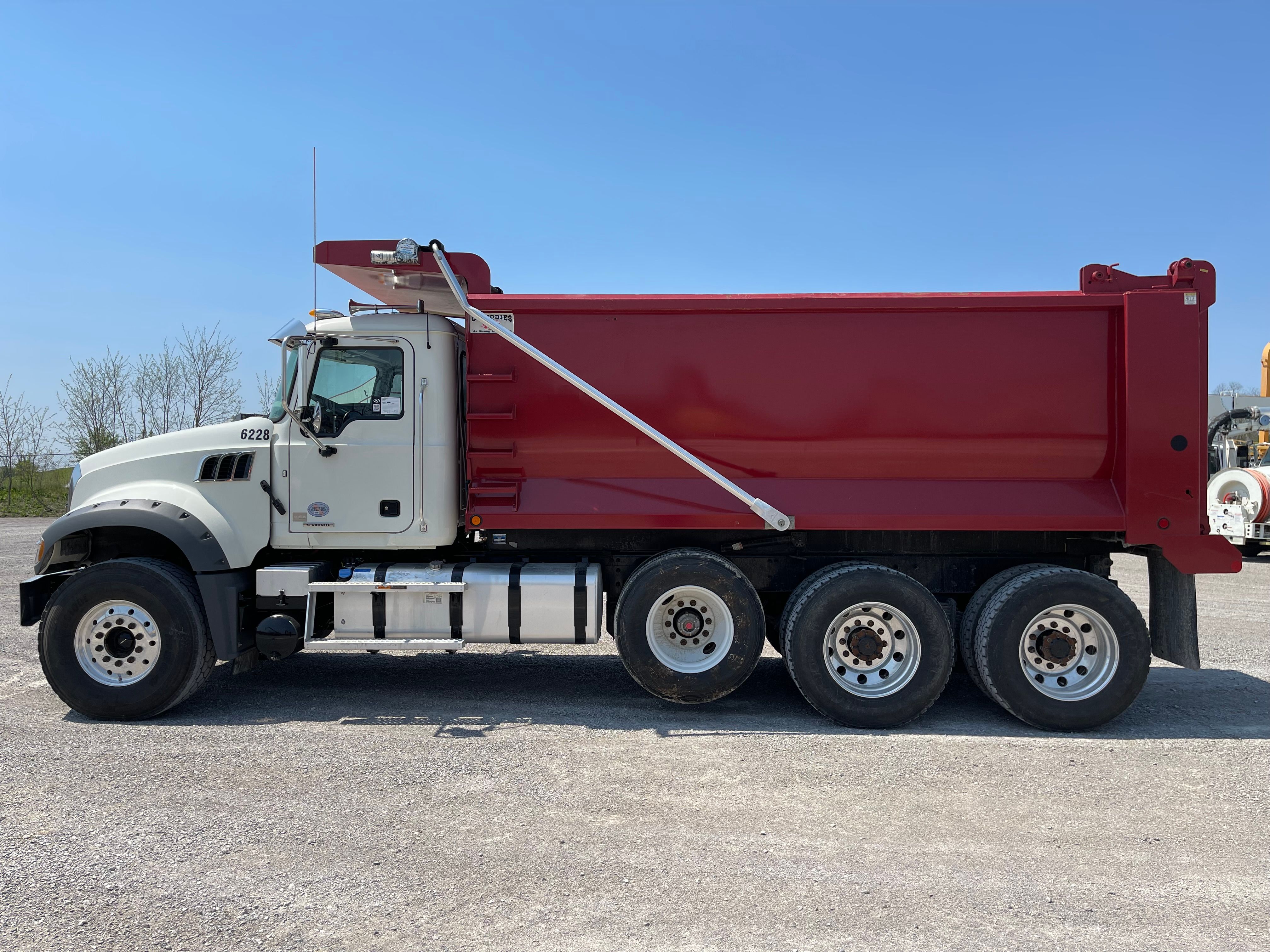 2021 MACK GR64F Photo 2 Thumbnail