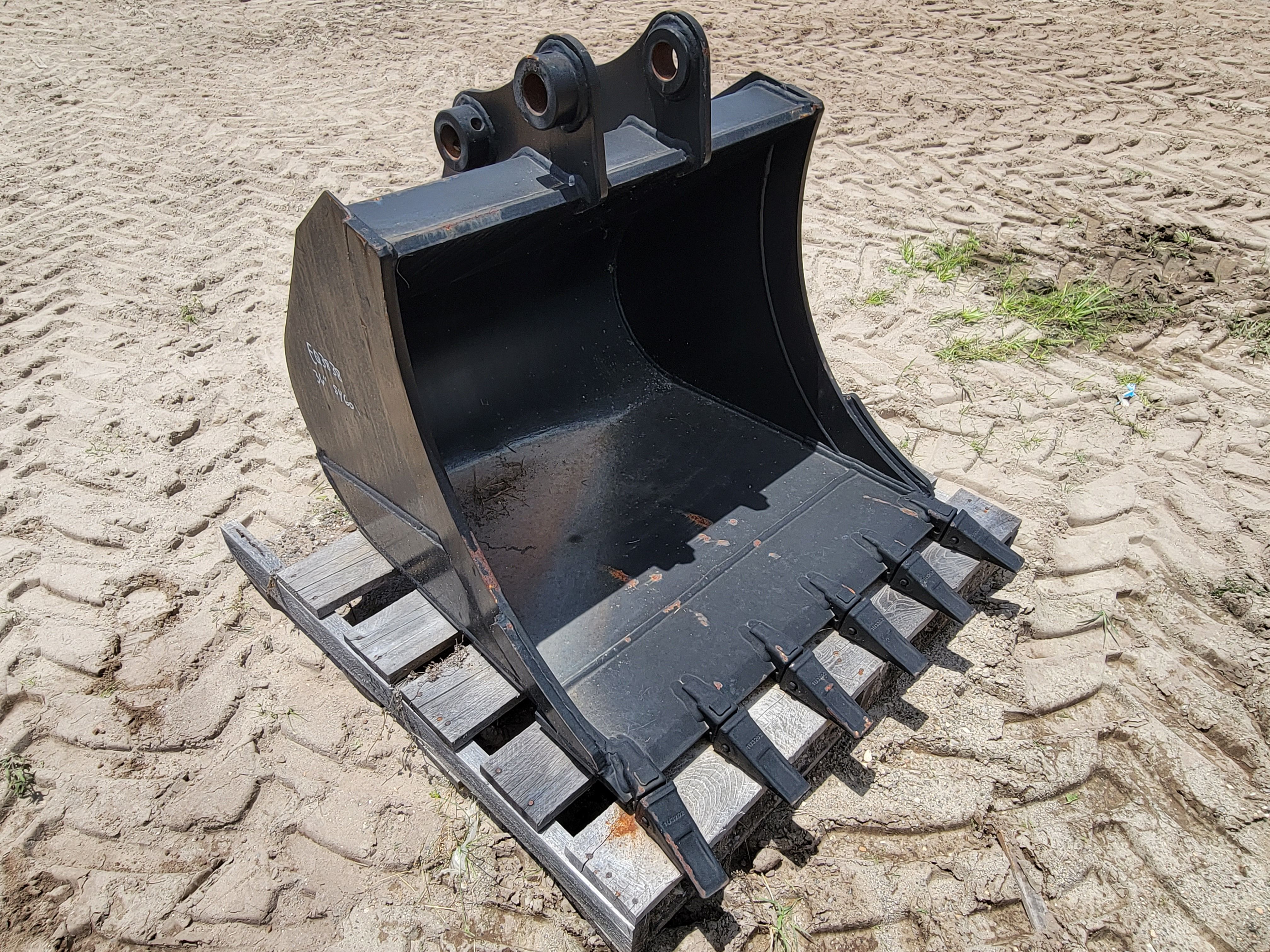 36" BUCKET FOR SY60C Photo 2 Thumbnail