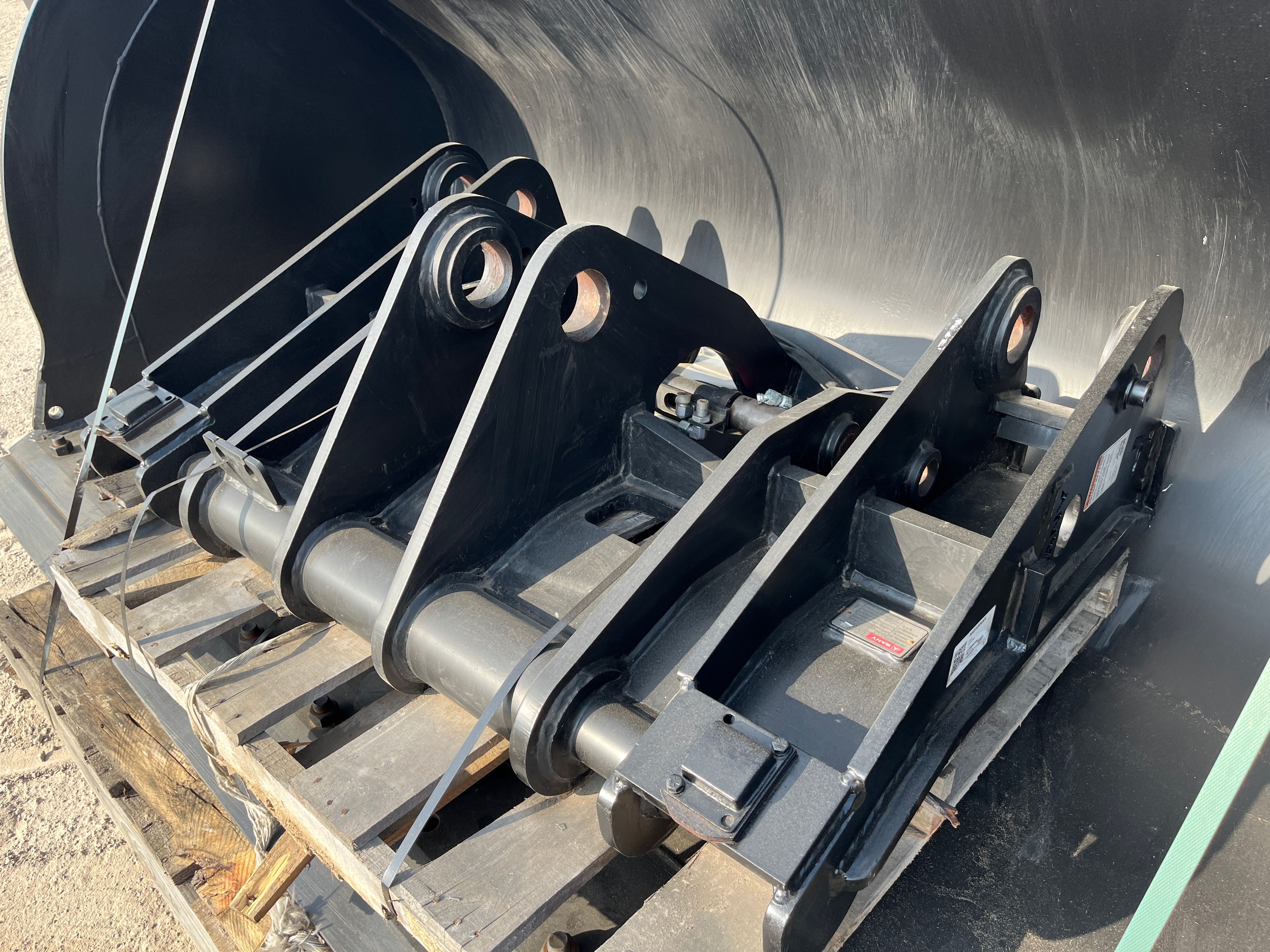 HYDRAULIC QUICK COUPLER FOR SW405K Photo 1 Thumbnail