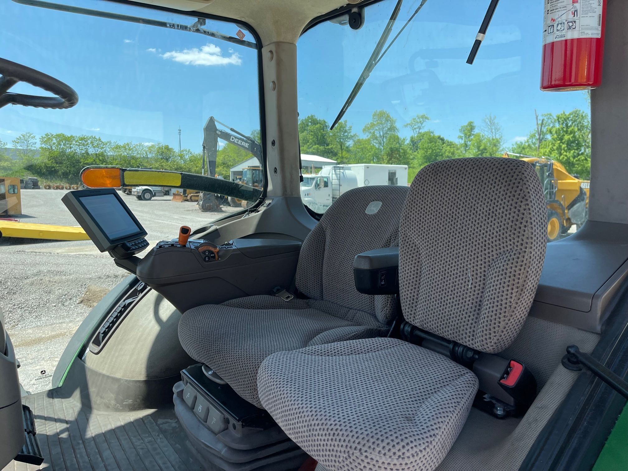 2019 JOHN DEERE 8320R Photo 5 Thumbnail