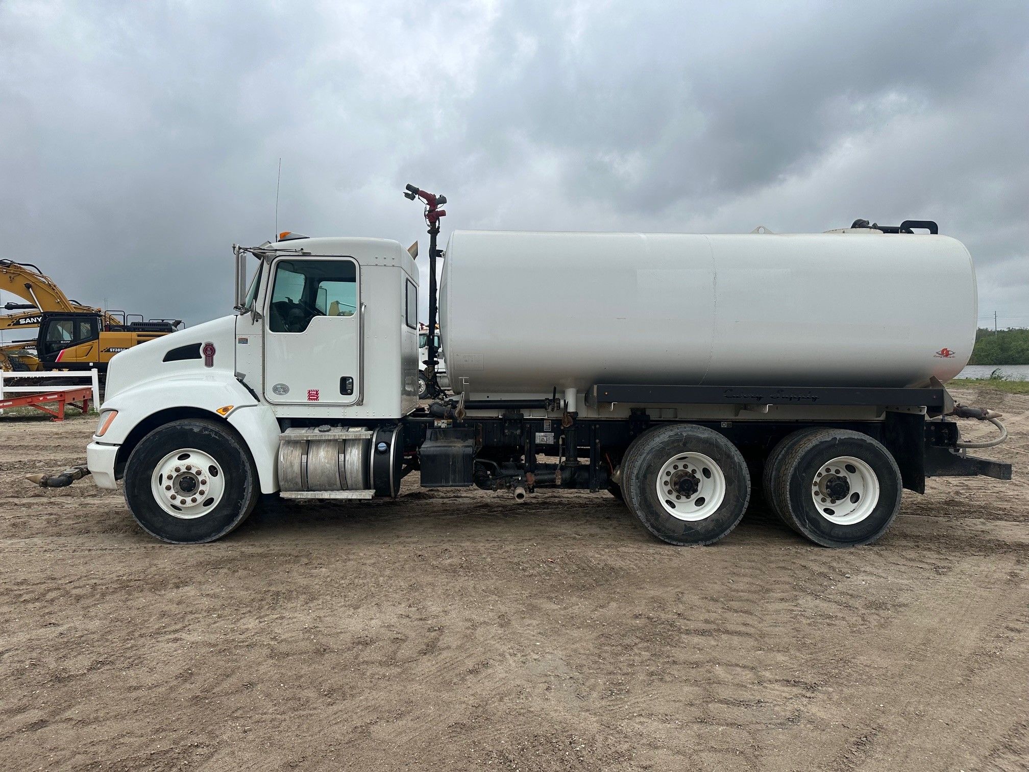 2019 KENWORTH T370 WATER Photo 2 Thumbnail
