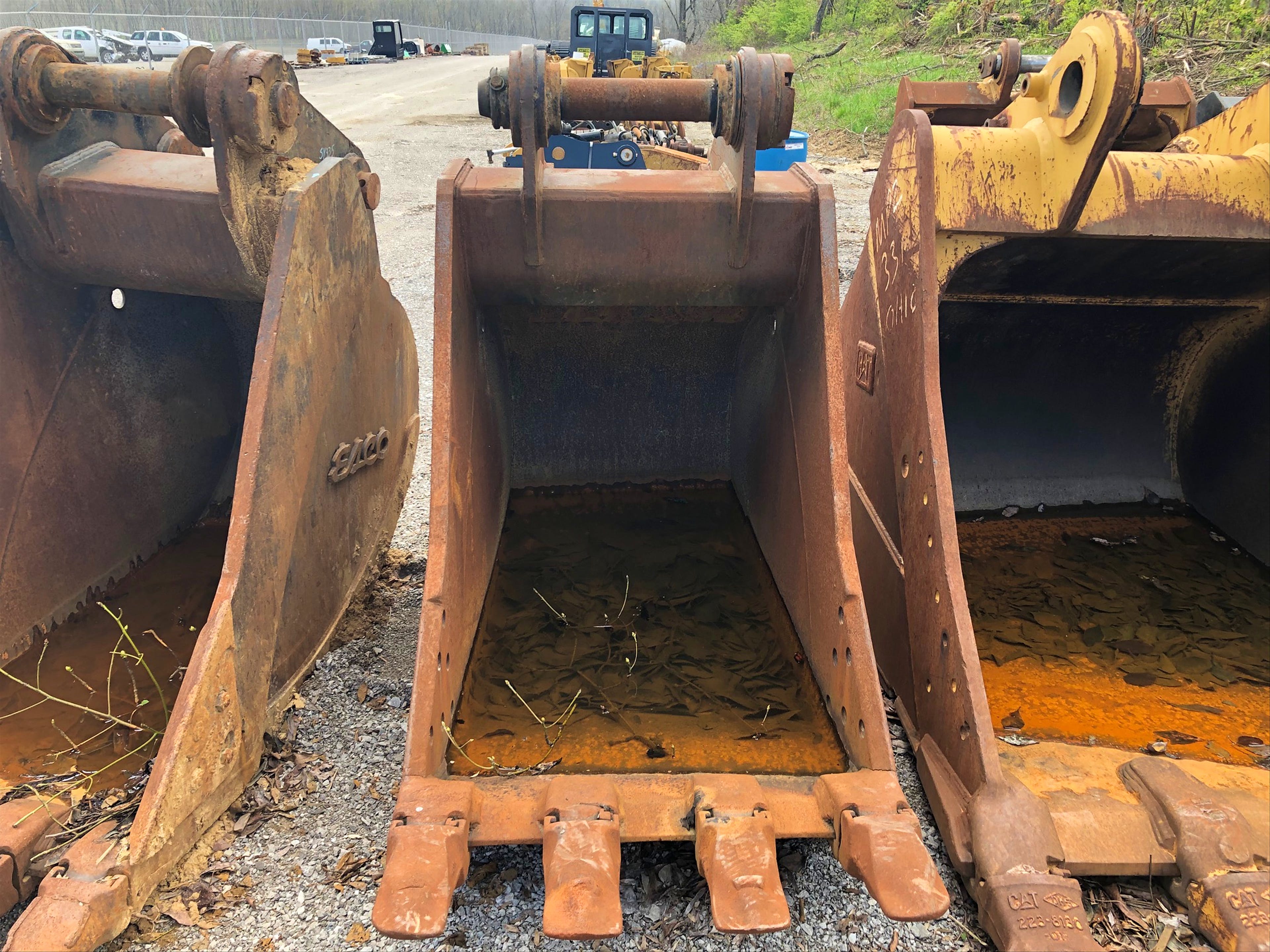 37" EXCAVATOR BUCKET Photo 1 Thumbnail