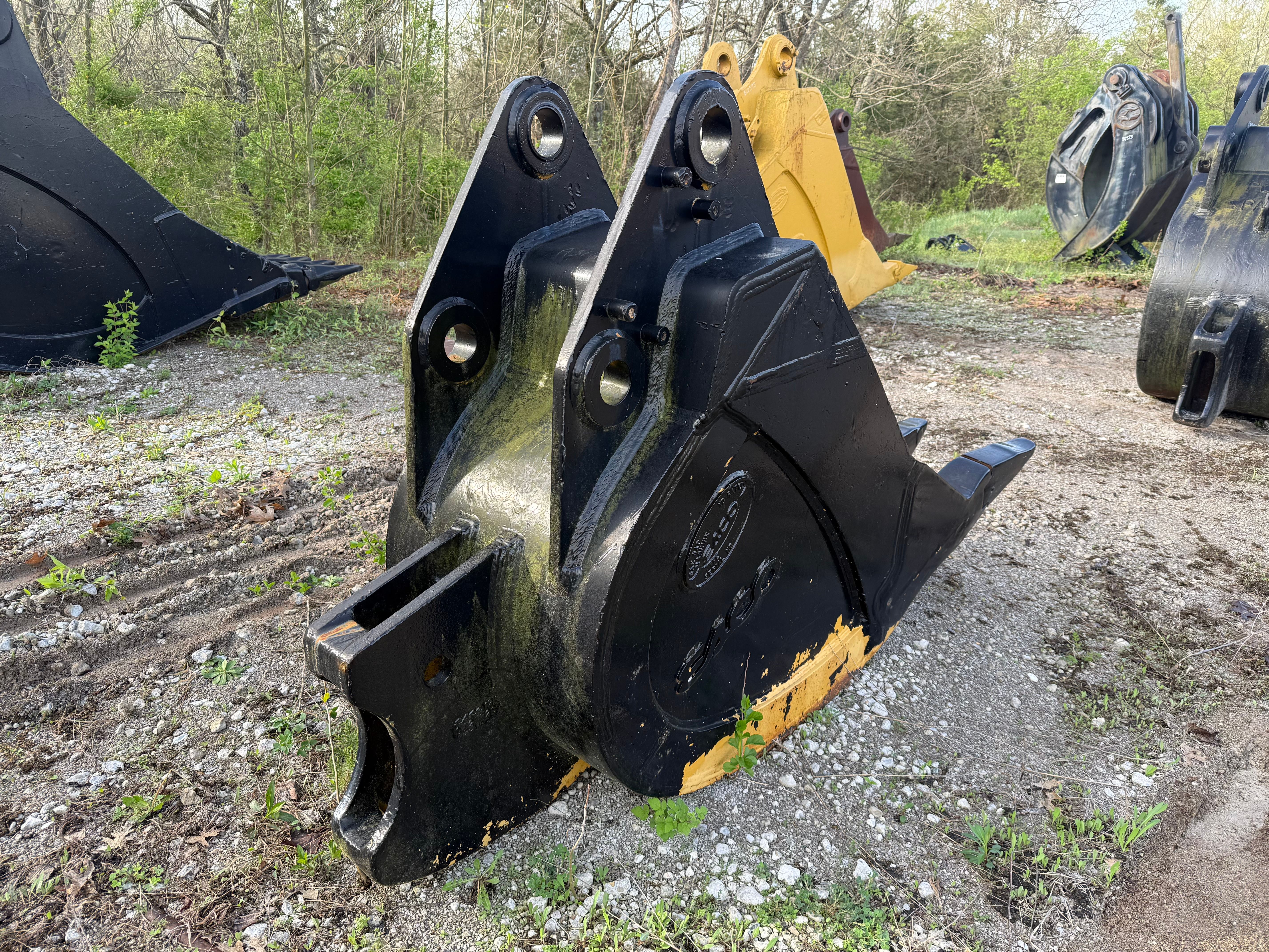 28" EXCAVATOR BUCKET W/RIPPER Photo 2 Thumbnail