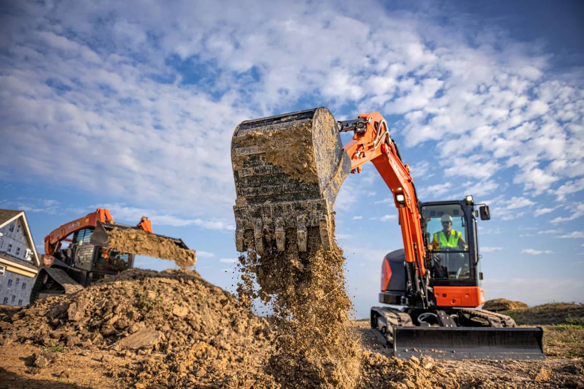 kubota kx057-5 digging in the dirt