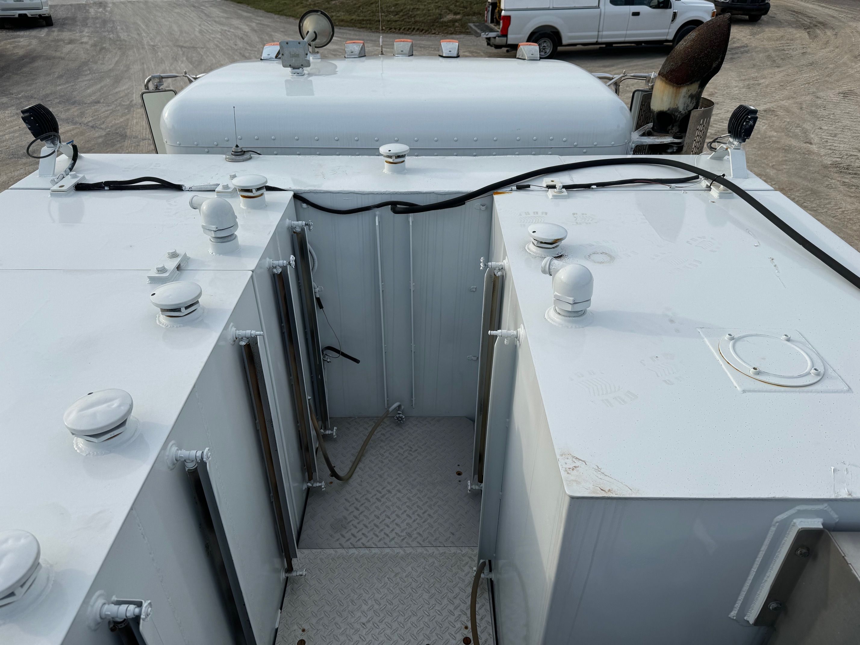 2010 PETERBILT 335 Photo 10 Thumbnail