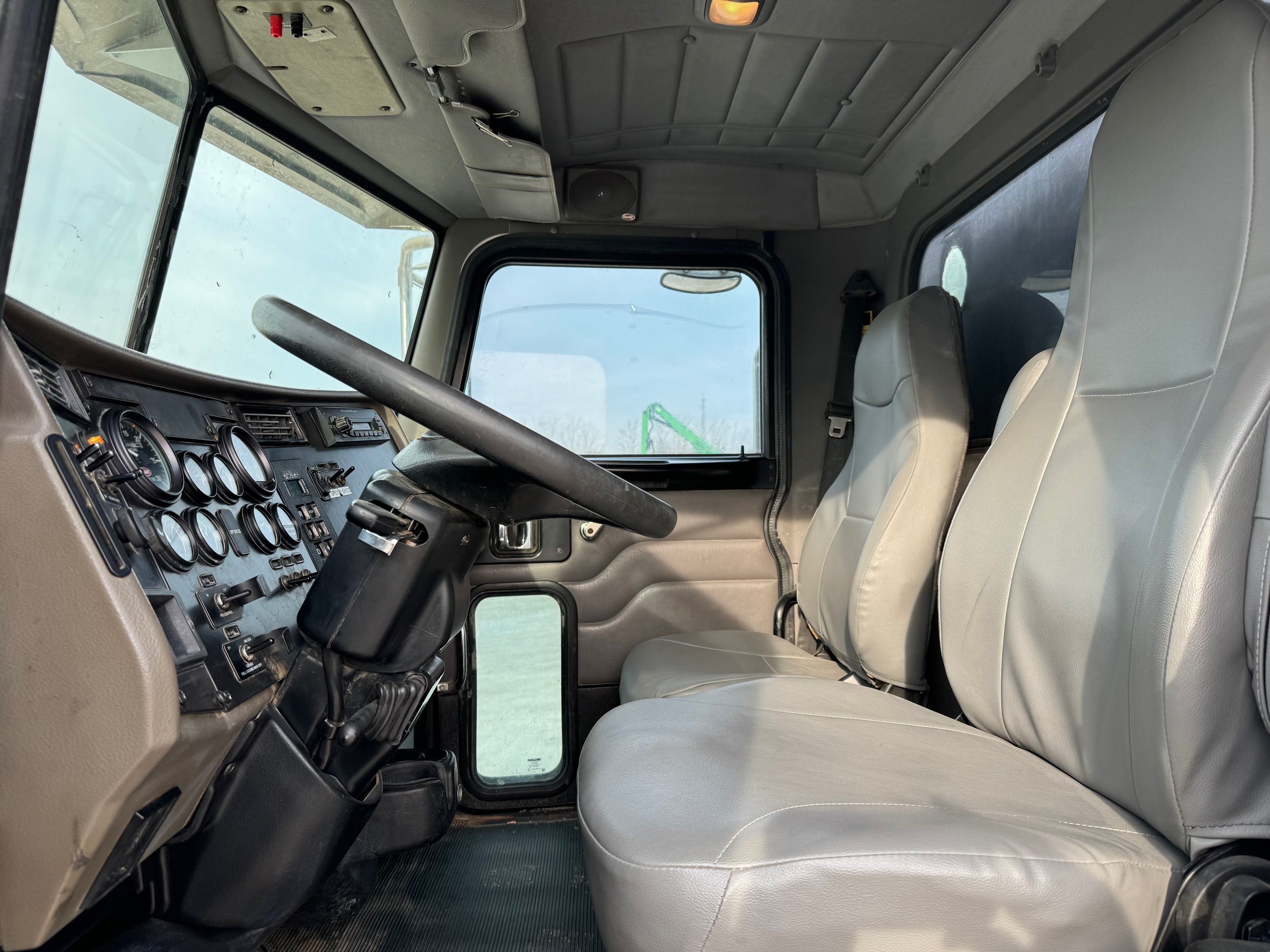 2010 PETERBILT 335 Photo 11 Thumbnail