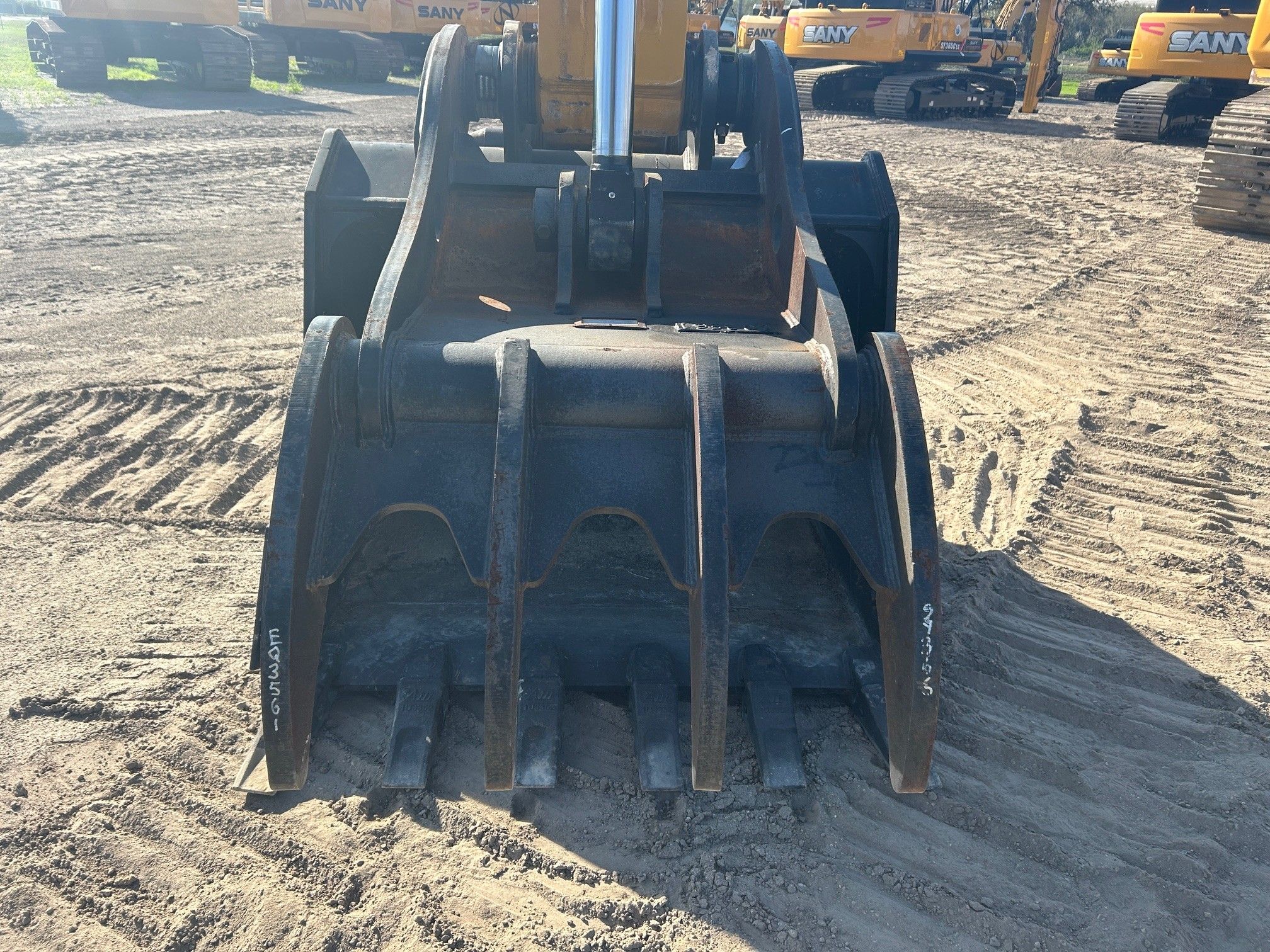 THUMB FOR SY365C (FOR USE W/ QUICK COUPLER) Photo 2 Thumbnail