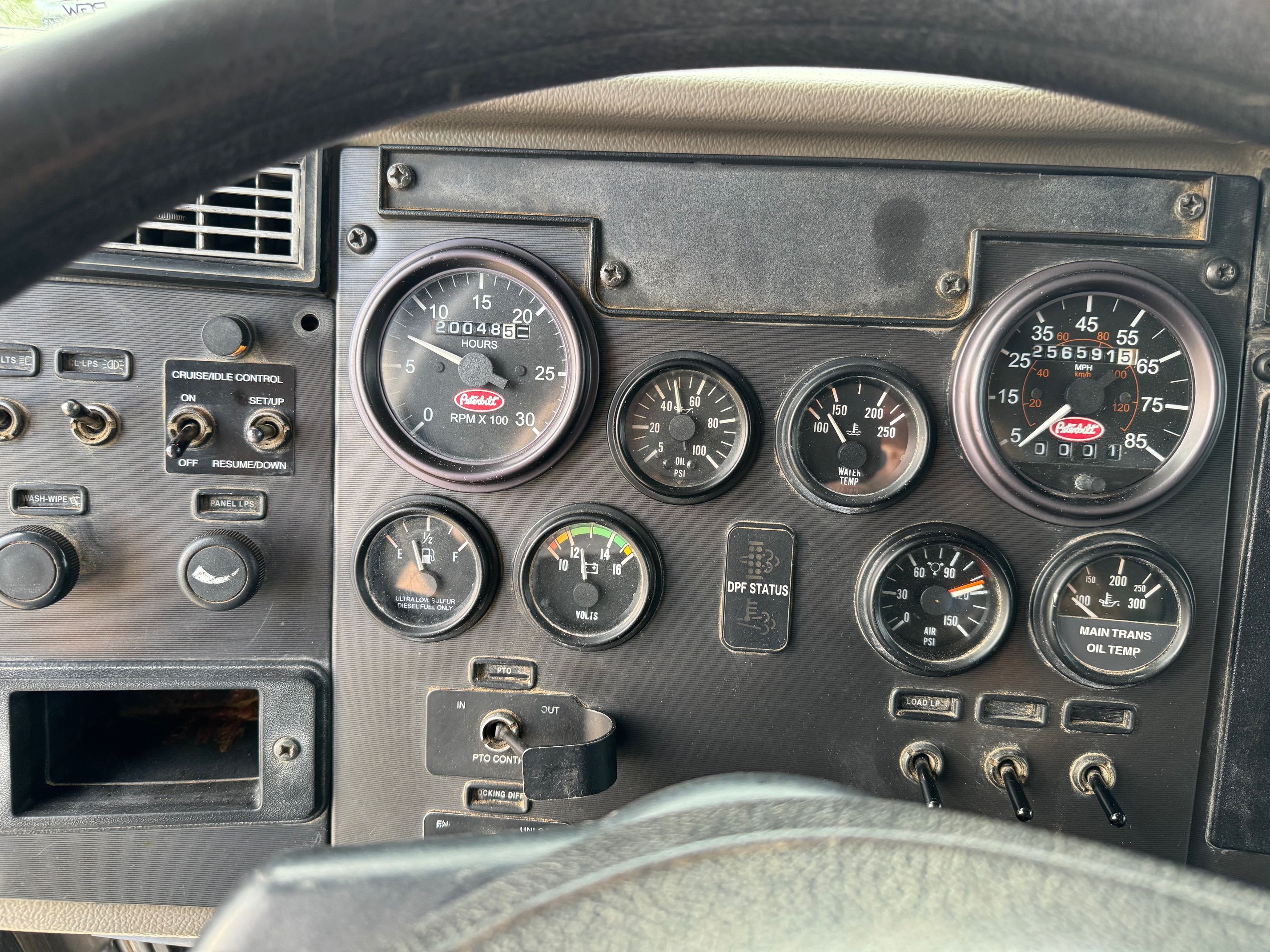 2010 PETERBILT 335 Photo 13 Thumbnail