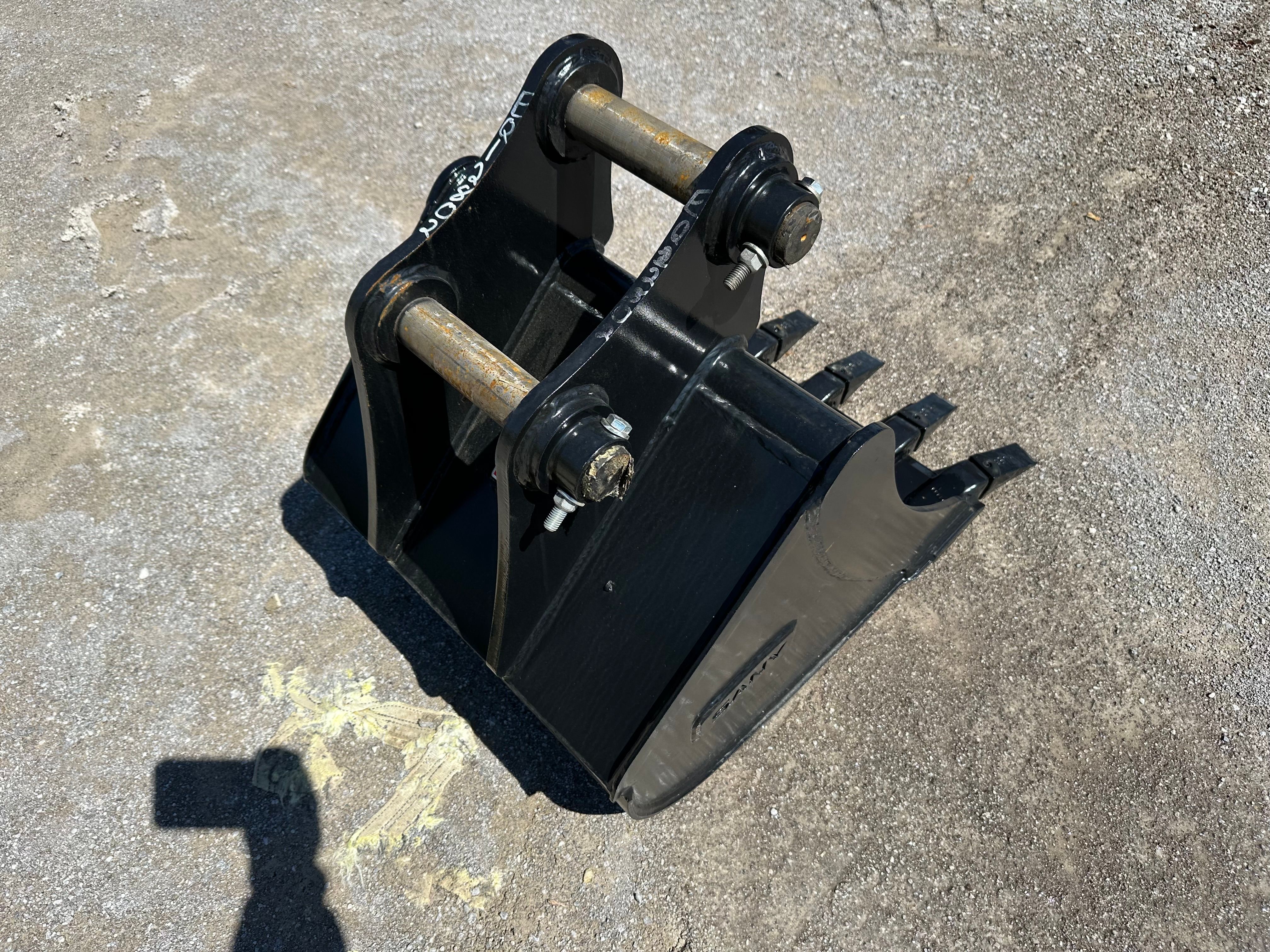 24" BUCKET FOR SY60C Photo 1 Thumbnail